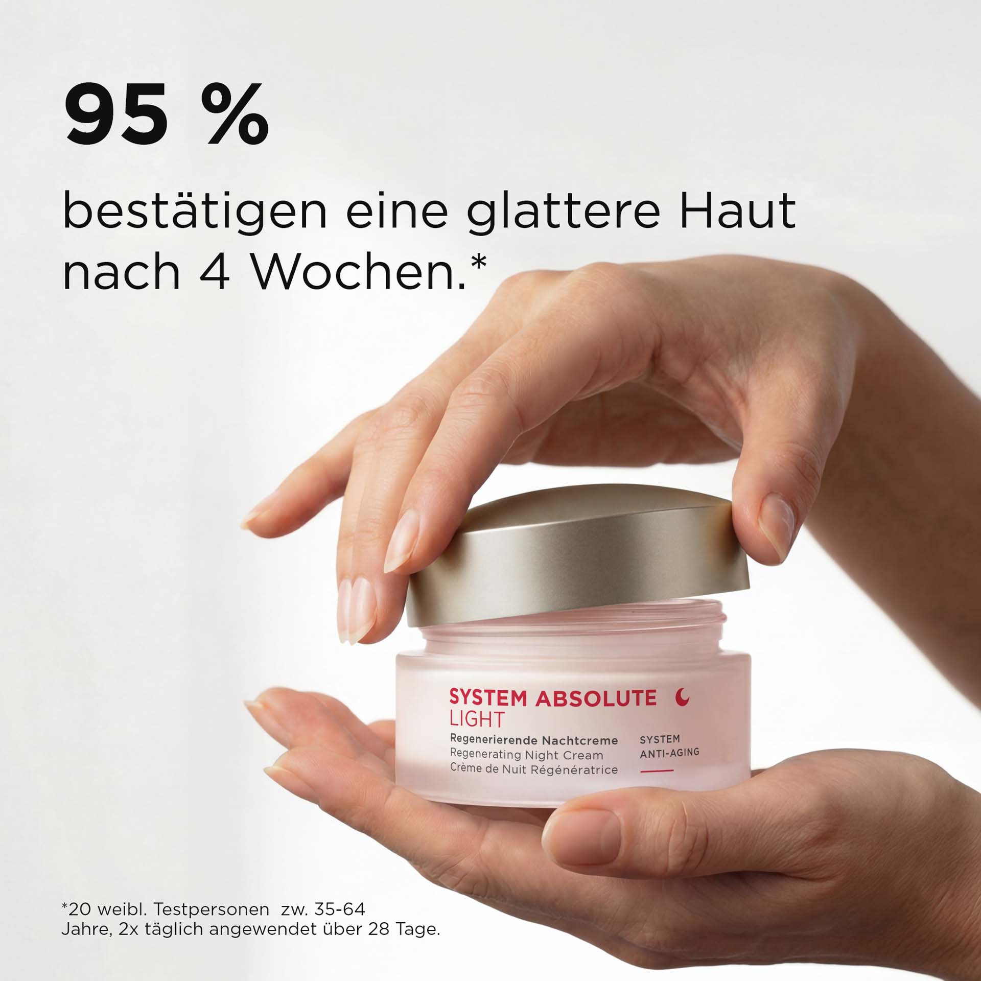 SYSTEM ABSOLUTE LIGHT regenerierende Nachtcreme im 50-ml-Tiegel mit goldfarbenem Deckel auf Hand mit Wirksamkeit