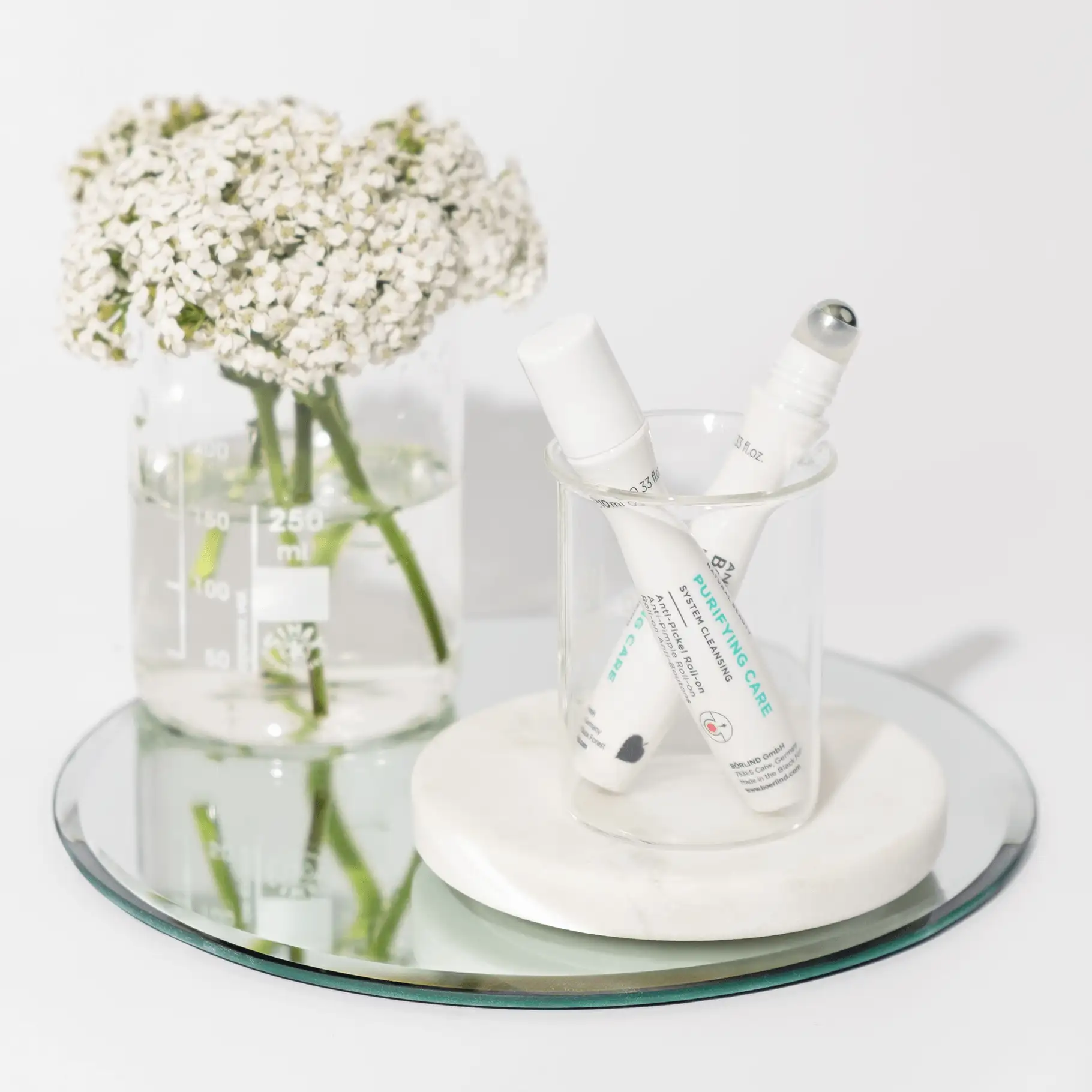 BOERLIND PURIFYING CARE Anti-Pickel Roll-on mit Metall-Applikator, weiße Blüten in Glasgefäß