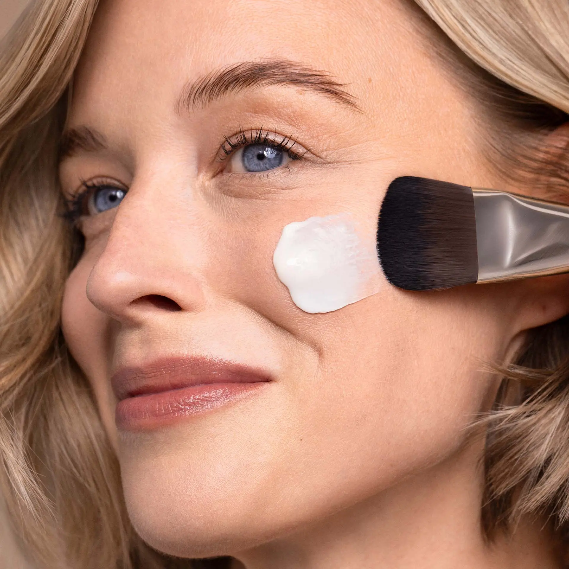 Frau trägt ANNEMARIE BÖRLIND NATUNEO Honey Spa Mask mit Pinsel auf