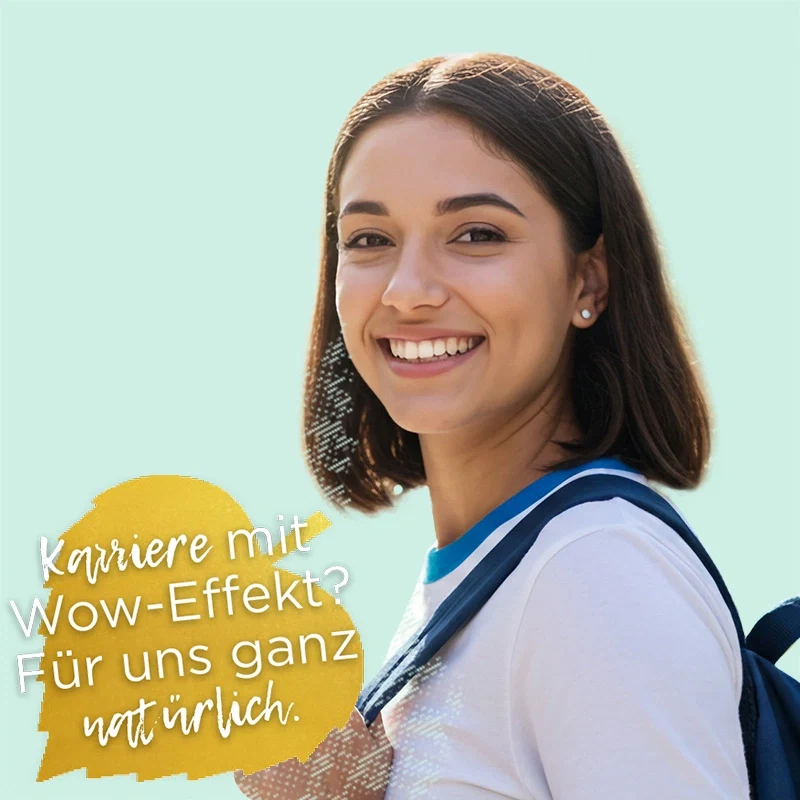 Lächelnde junge Frau mit Rucksack als junges Talent bei BÖRLIND vor mintgrünem Hintergrund mit Schriftzug: „Karriere mit Wow-Effekt? Für uns ganz natürlich.“