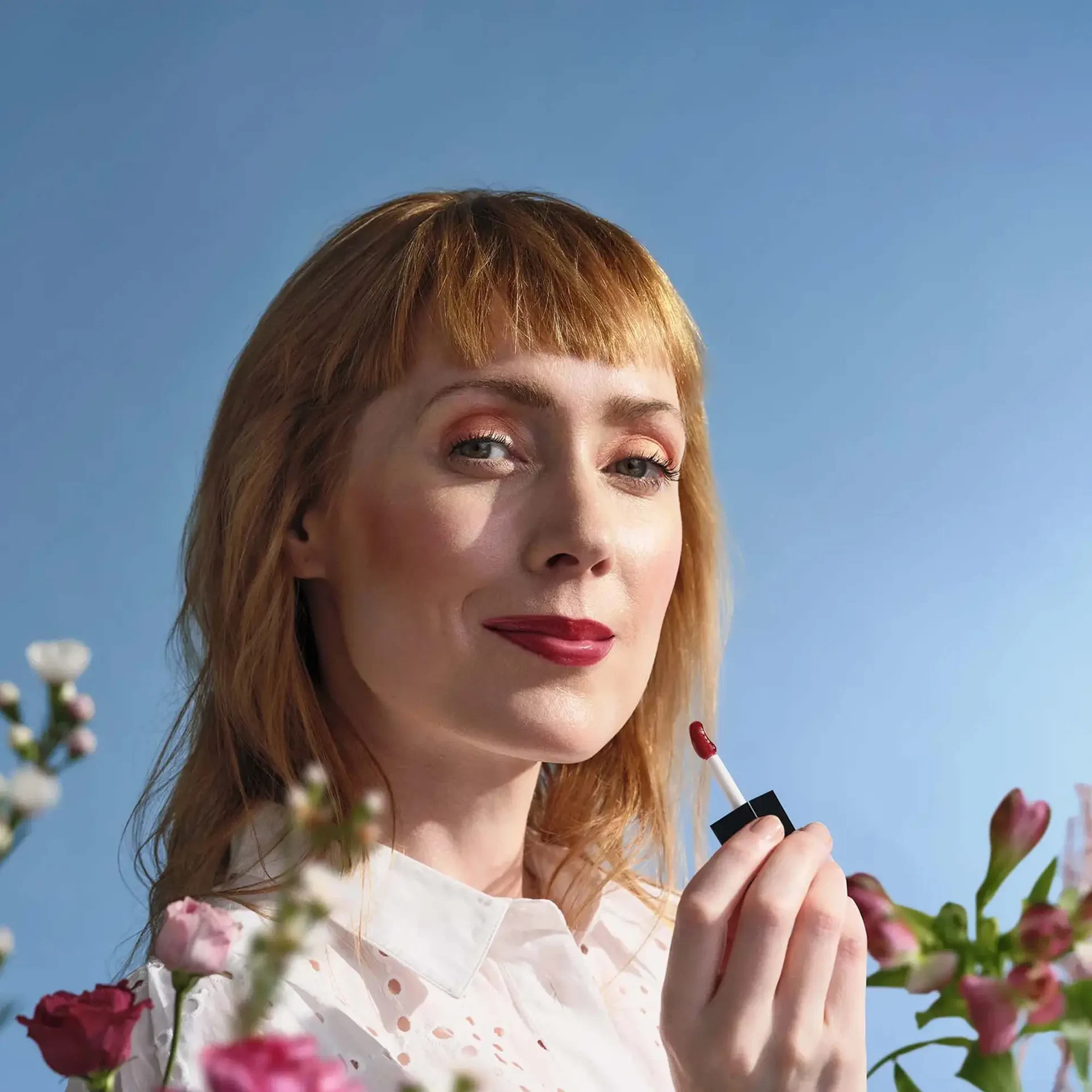 Frau mit beerigem Lippenlook trägt das LIP OIL Wild Fuchsia von ANNEMARIE BÖRLIND auf