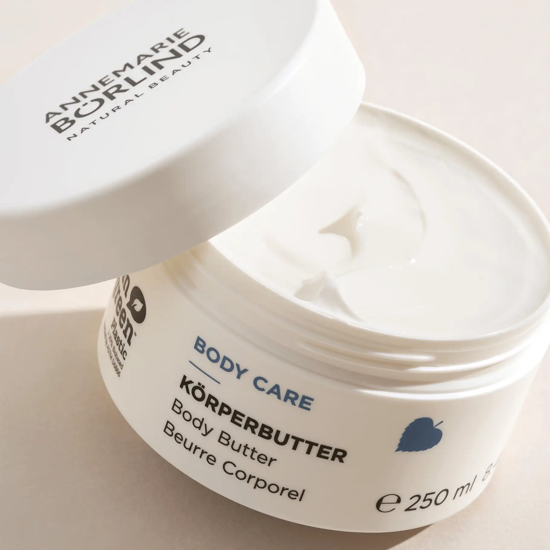 ANNEMARIE BÖRLIND BODY CARE Körperbutter im geöffneten Tiegel mit cremiger, weißer Textur, 250 ml