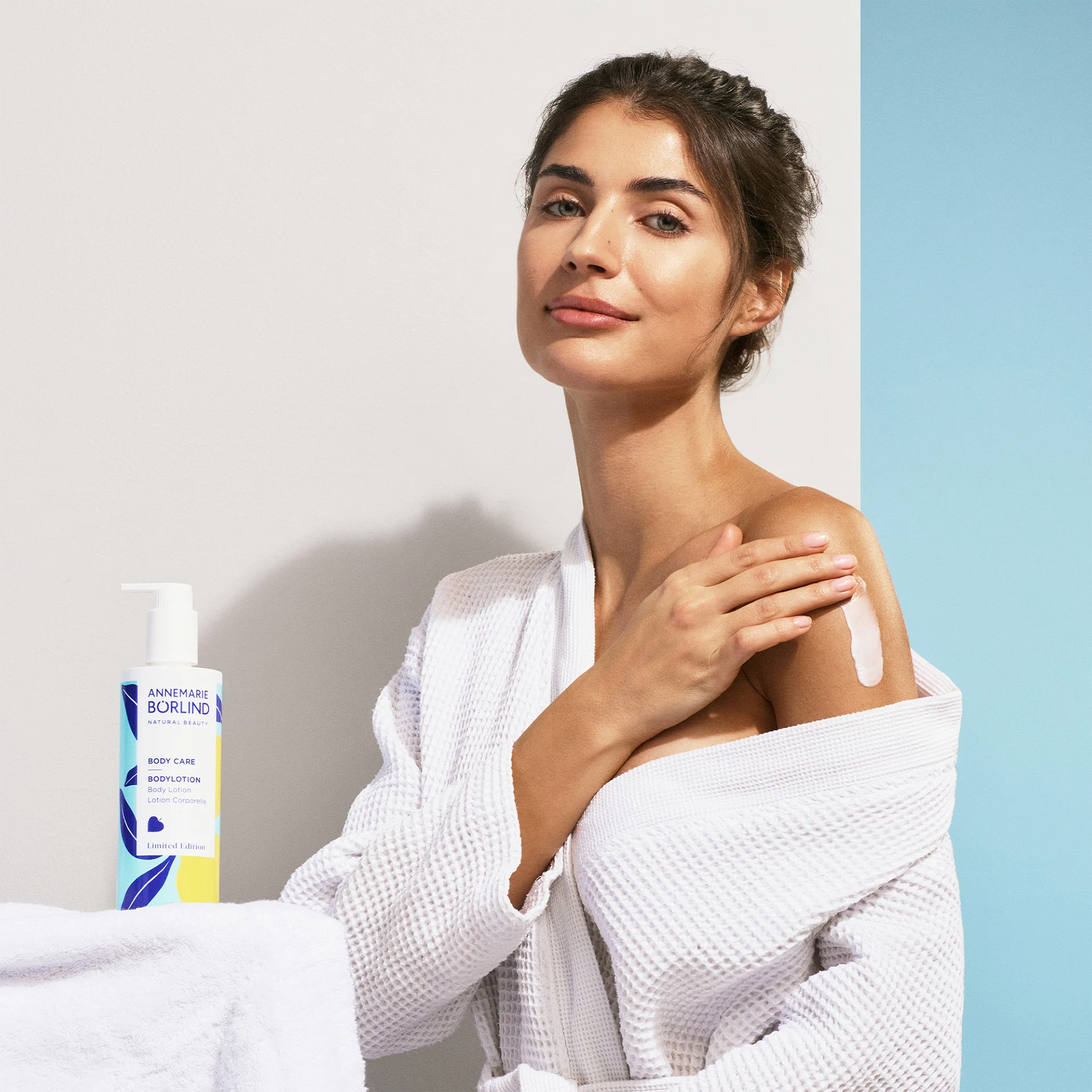 Frau cremt ihre Schulter mit ANNEMARIE BÖRLIND Body Care Bodylotion Limited Edition ein