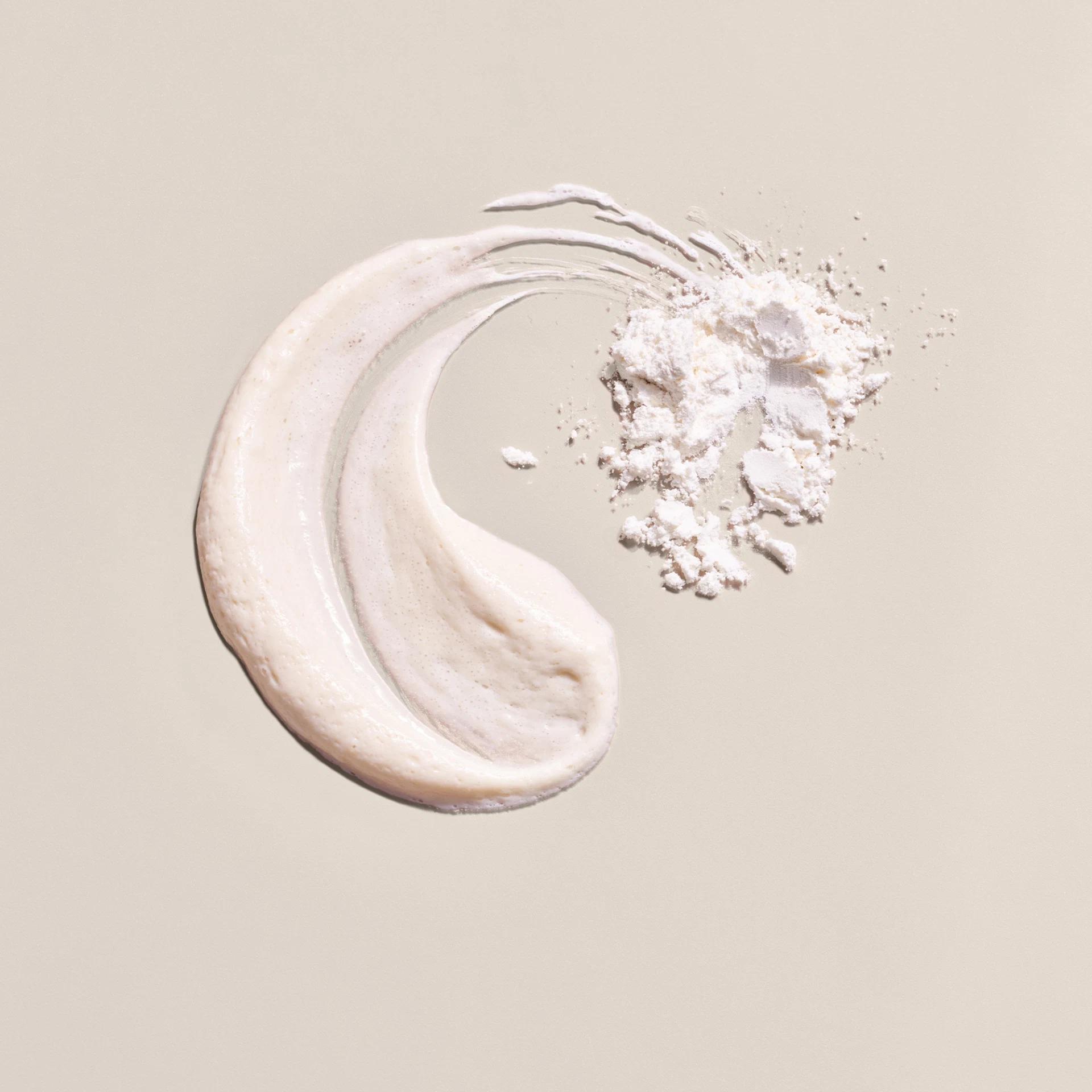 Cremige Textur und feines Pulver auf beigem Hintergrund, Produktprobe einer Hautpflegecreme