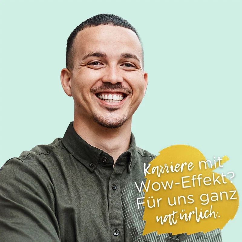 Lächelnder junger Mann als Mitarbeitender bei BÖRLIND vor mintgrünem Hintergrund mit Schriftzug: „Karriere mit Wow-Effekt? Für uns ganz natürlich.“