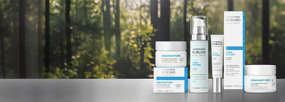 Aquanature Produkte vor Waldhintergrund