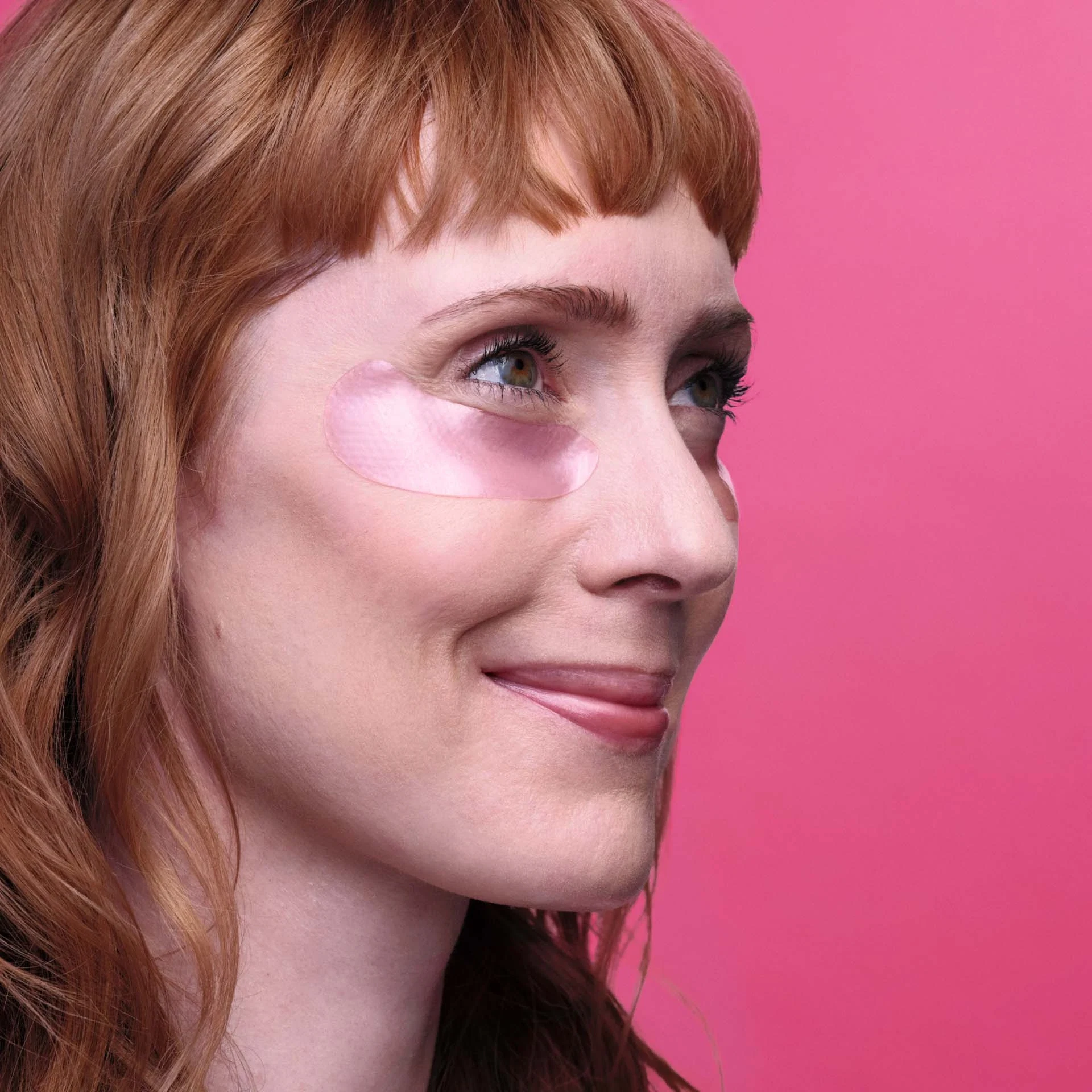 ANNEMARIE BÖRLIND Hyaluron Augenpads Love Edition in rot angewendet unter dem Auge