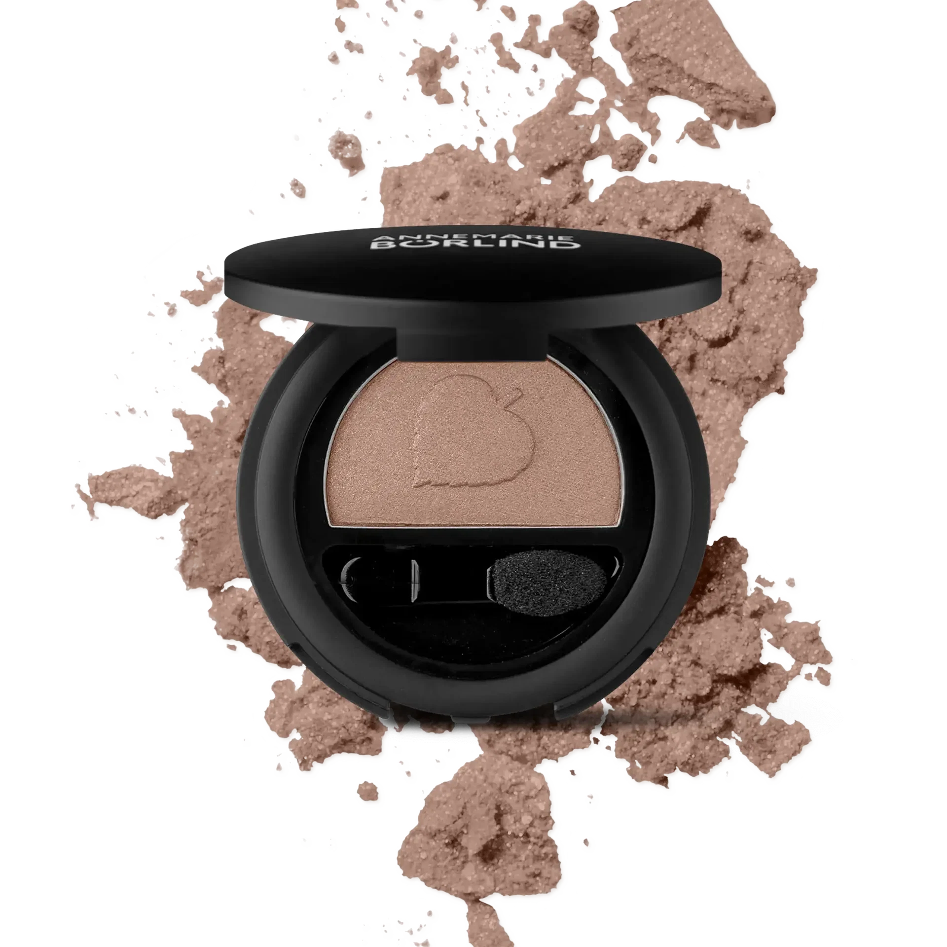 ANNEMARIE BÖRLIND Lidschatten in Taupe mit Applikator, geöffnet auf zerkrümeltem Puderhintergrund
