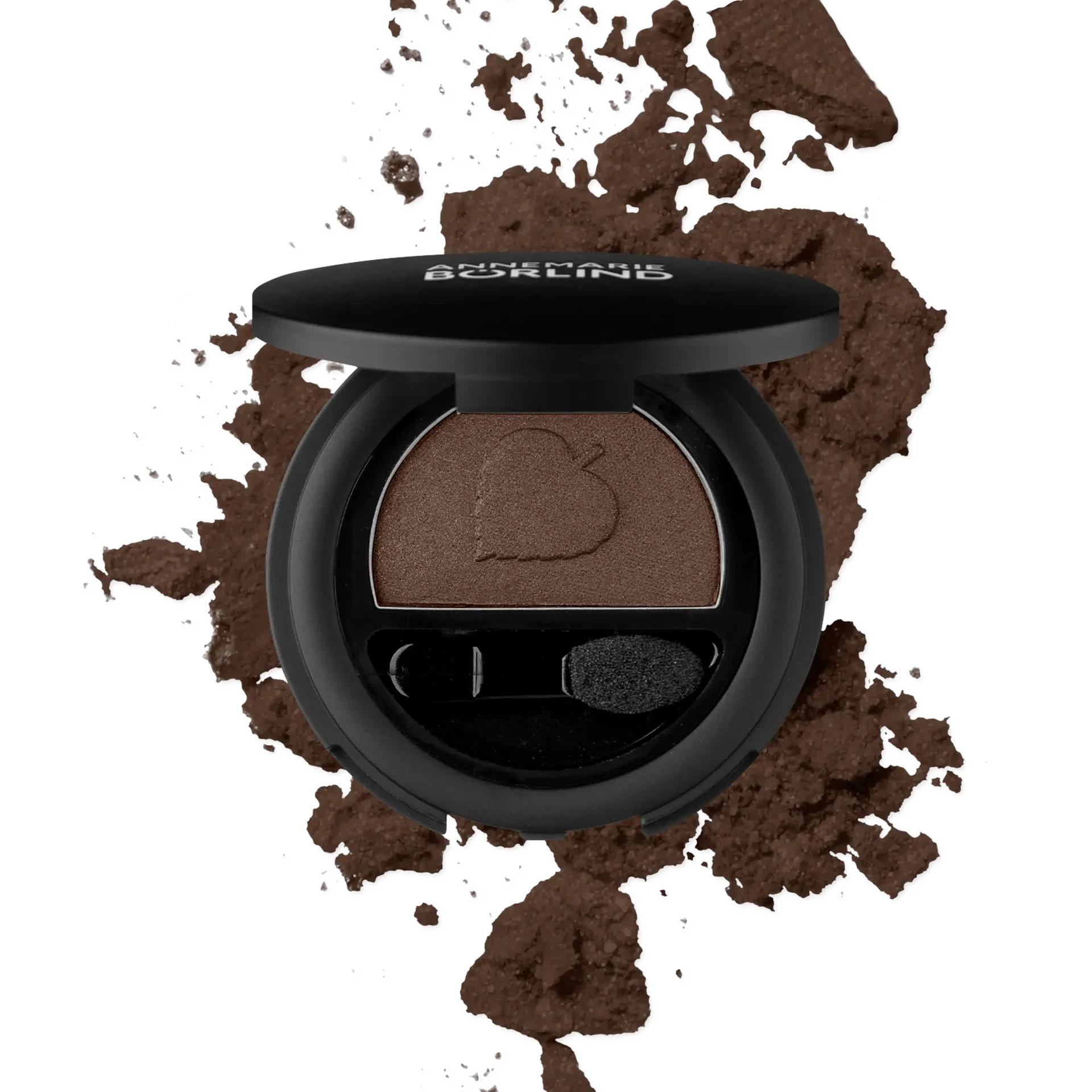 ANNEMARIE BÖRLIND Lidschatten in Mocha mit Applikator und zerbröseltem Puder im Hintergrund