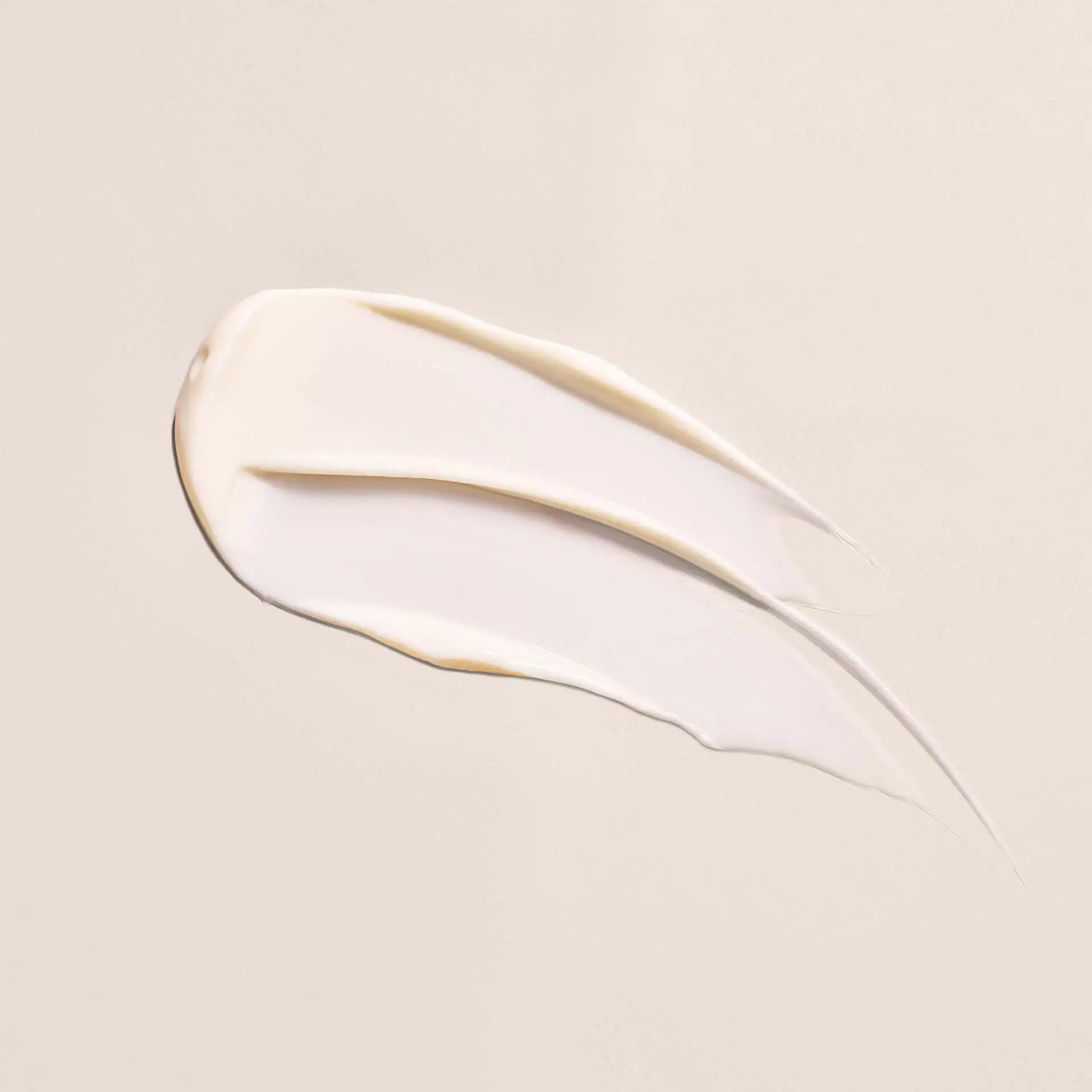 Natuneo Lifting Eye Cream von ANNEMARIE BÖRLIND, cremige Textur auf hellem Hintergrund