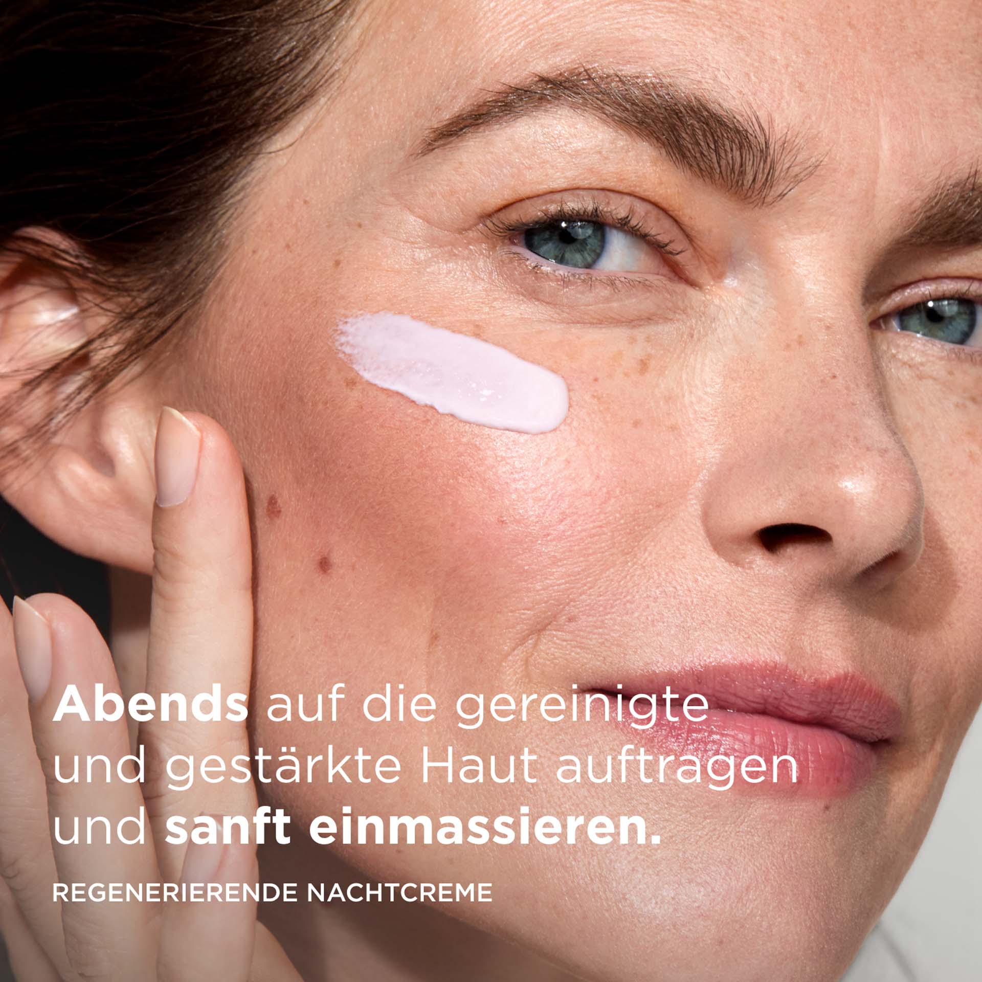 Model trägt SYSTEM ABSOLUTE Nachtcreme im Gesicht auf, mit Anwendungstext