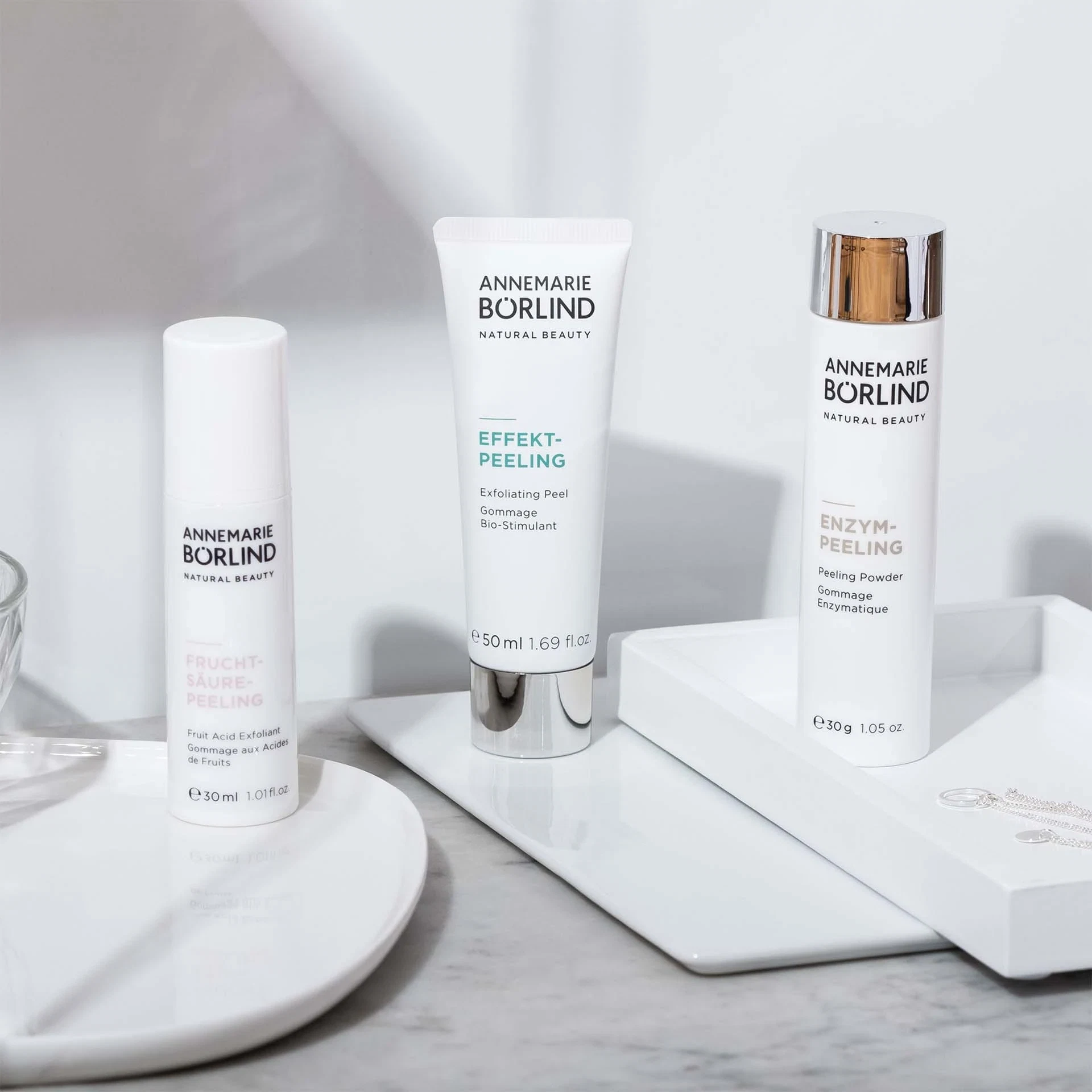 ANNEMARIE BÖRLIND Peeling-Serie mit Fruchtsäure-, Effekt- und Enzym-Peeling auf weißem Untergrund
