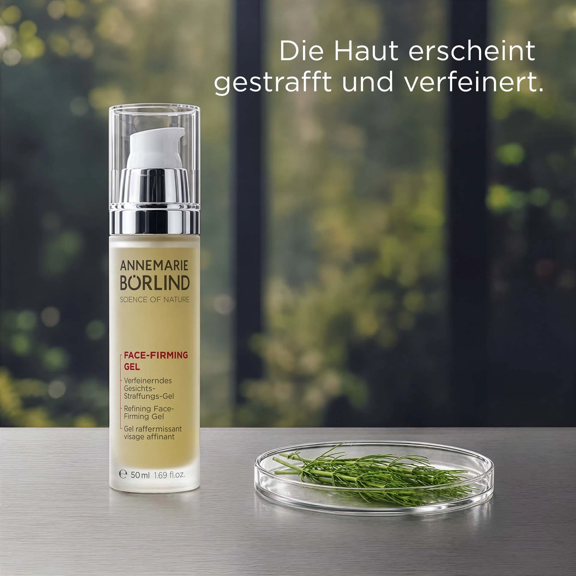 FACE FIRMING GEL Flasche mit roter Schrift mit Waldhintergrund und USP DE