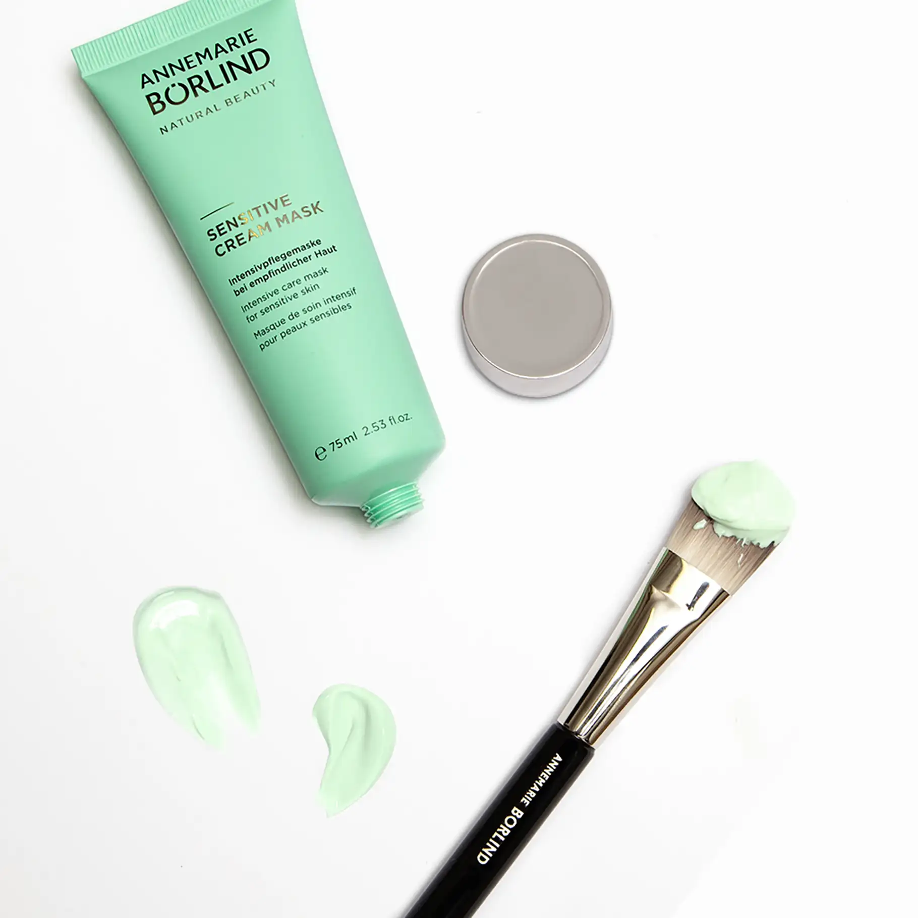 ANNEMARIE BÖRLIND Sensitive Cream Mask mit Pinsel, grüne Gesichtsmaske auf weißem Hintergrund