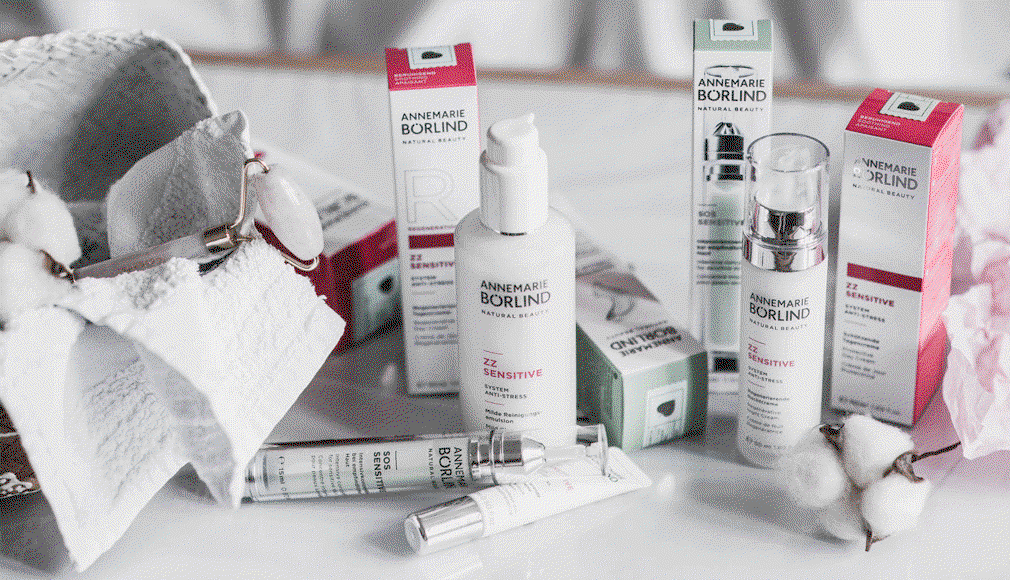 ANNEMARIE BÖRLIND ZZ SENSITIVE Anti-Stress Pflegeprodukte mit Verpackungen und Baumwollzweigen auf weißem Untergrund