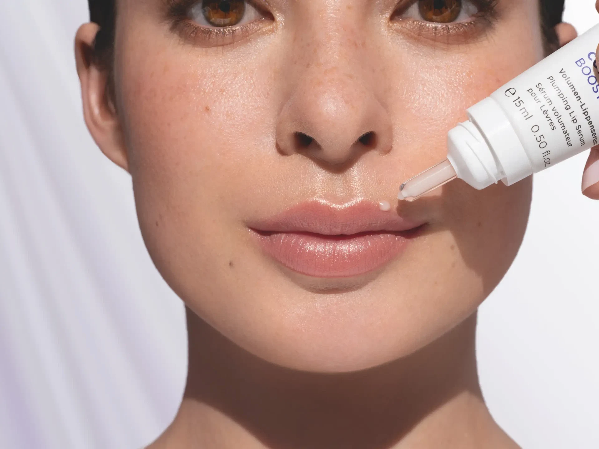 Nahaufnahme einer Frau, die BOERLIND Natucollagen Volumen-Lippenserum auf die Oberlippe aufträgt