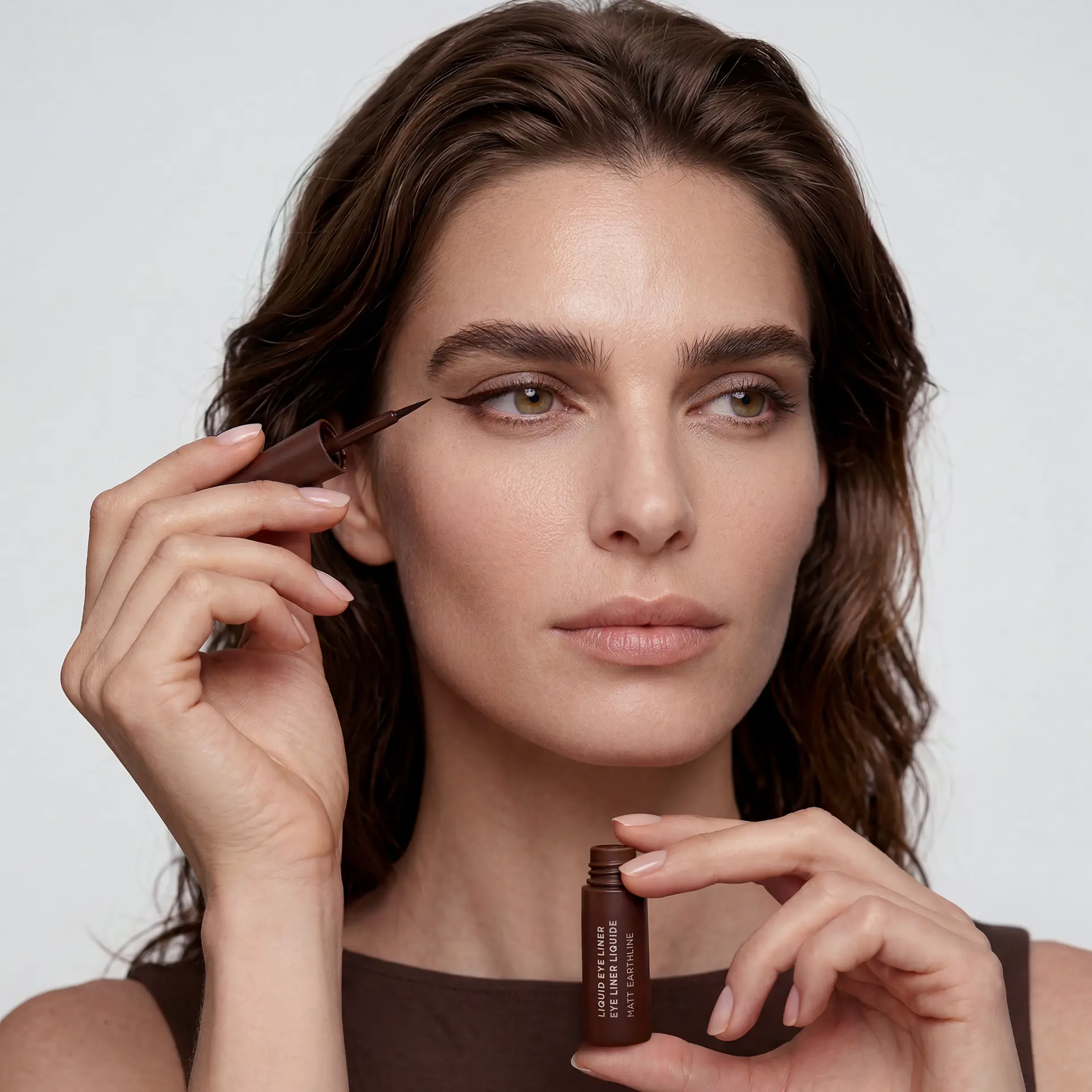 Frau nutzt ANNEMARIE BÖRLIND Eye Liner