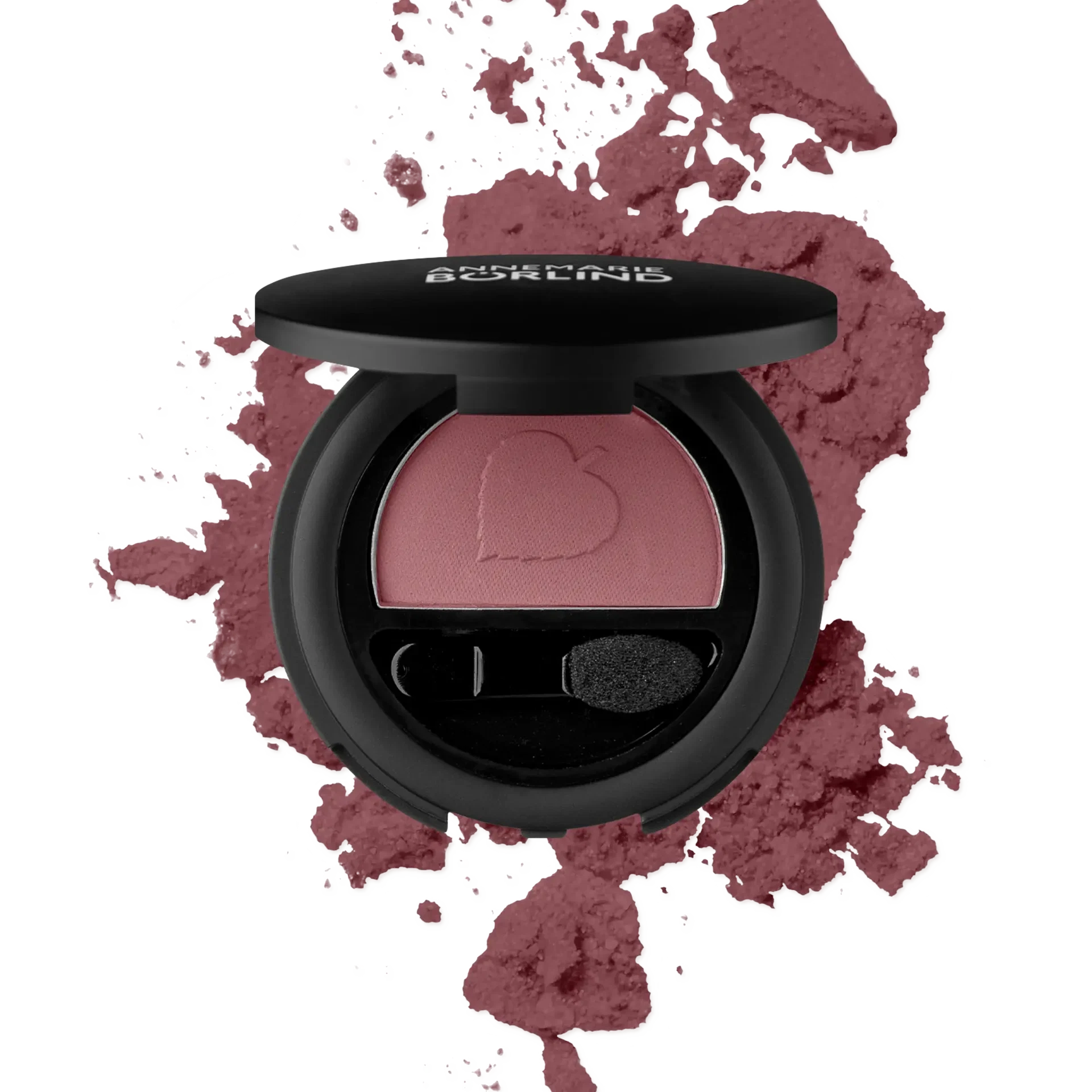 ANNEMARIE BÖRLIND Lidschatten in Trüffel-Plum mit Applikator und zerbröseltem Puder im Hintergrund