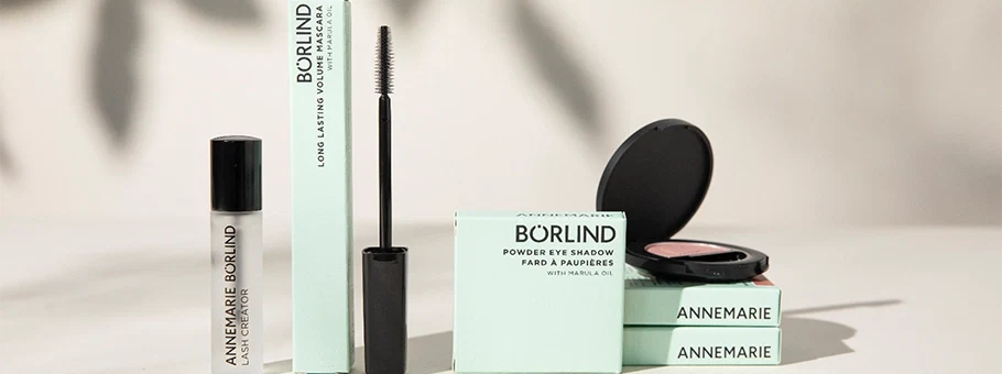 ANNEMARIE BÖRLIND Lash Creator, Long Lasting Volume Mascara und Powder Eye Shadow mit Marulaöl auf hellem Hintergrund