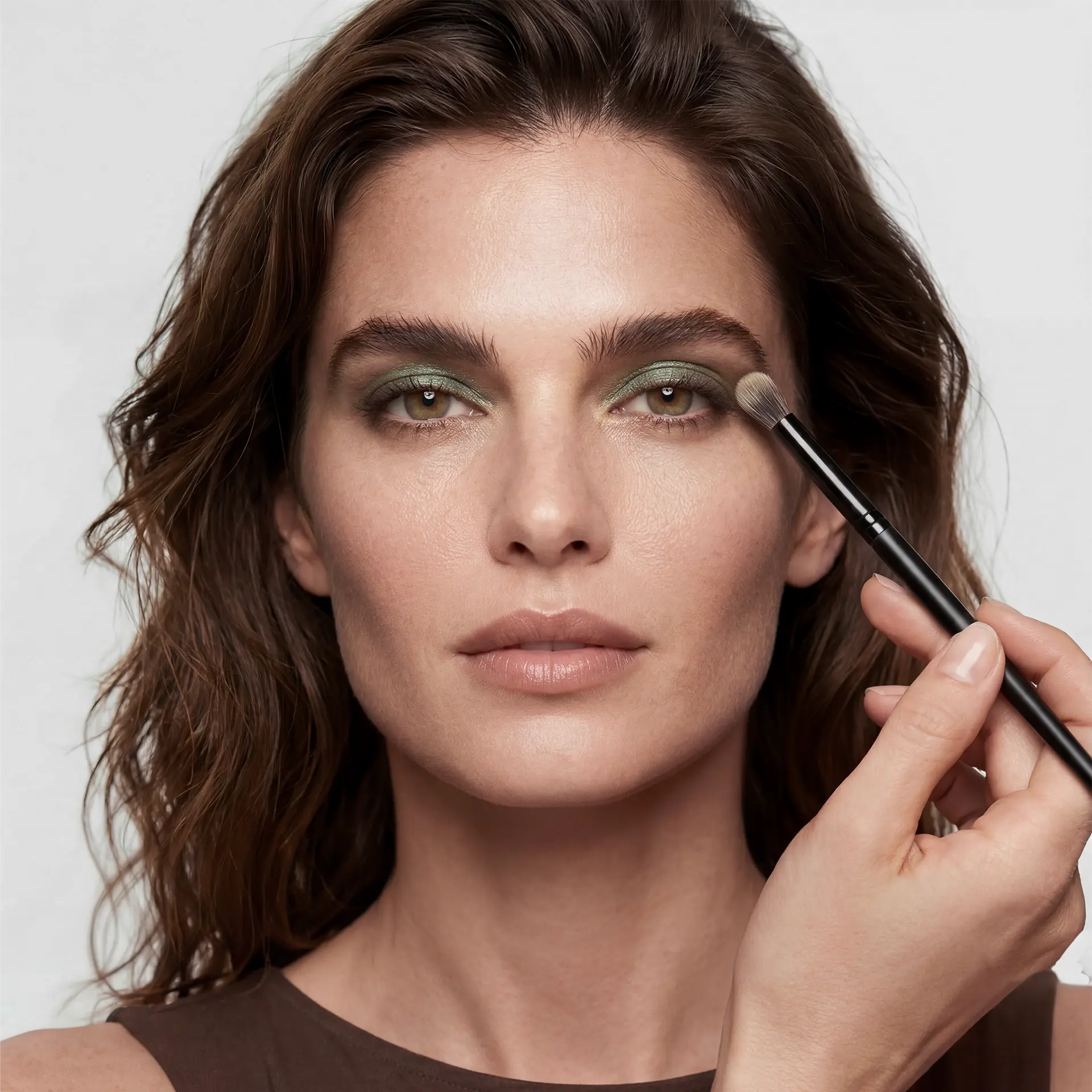 Frau nutzt ANNEMARIE BÖRLIND Duo Eye Shadow