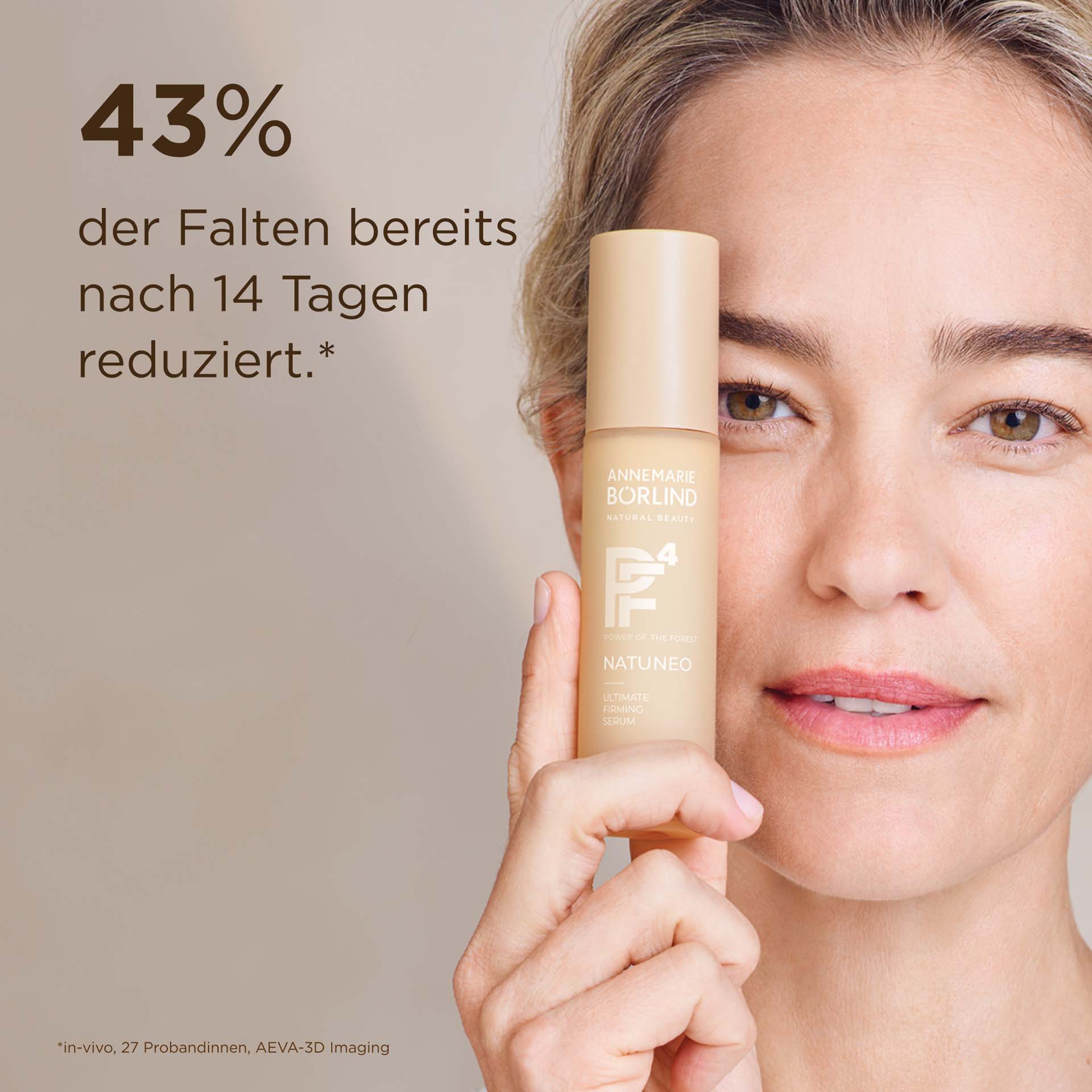 Model hält NATUNEO Firming Serum neben Gesicht, mit Wirkaussage 43% weniger Falten