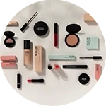 Verschiedene dekorative Kosmetikprodukte wie Lippenstifte, Puder, Foundation und Mascara auf weißem Hintergrund