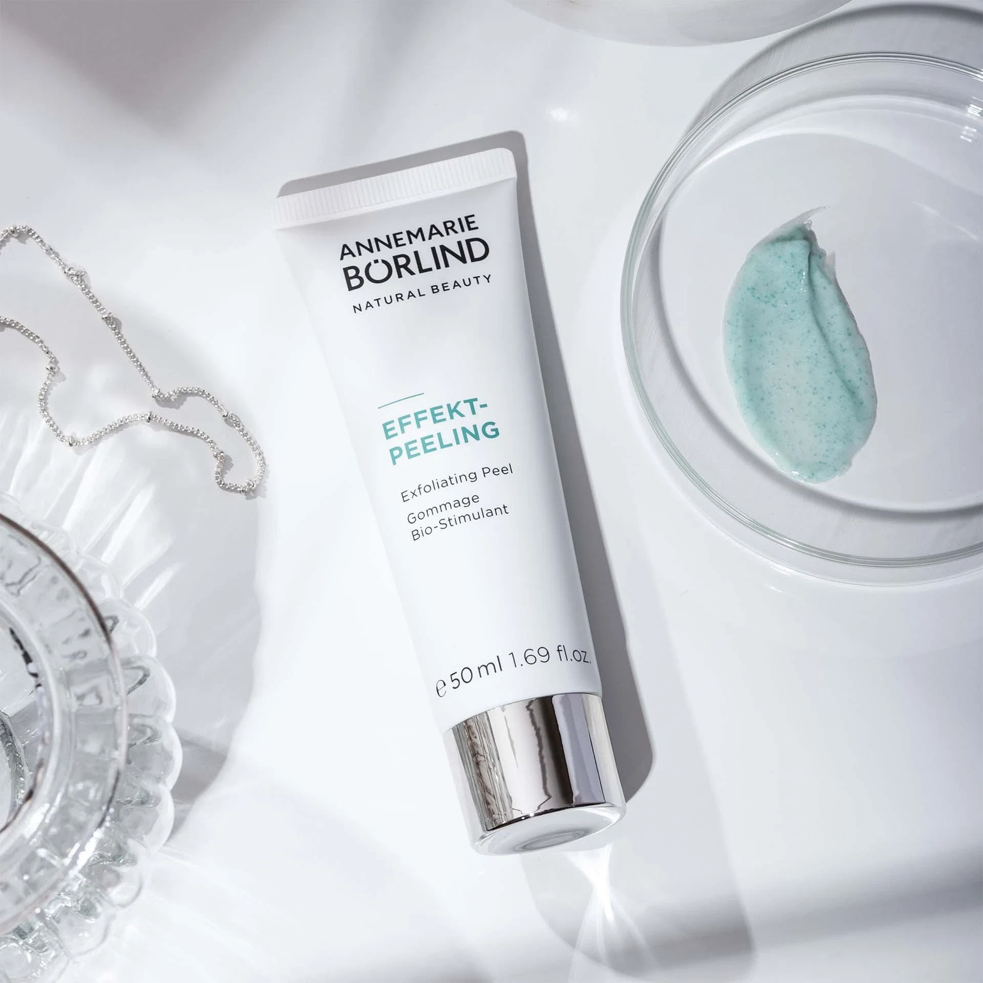 ANNEMARIE BÖRLIND Effekt-Peeling in Tube mit silbernem Deckel und Produktprobe auf Glasplatte