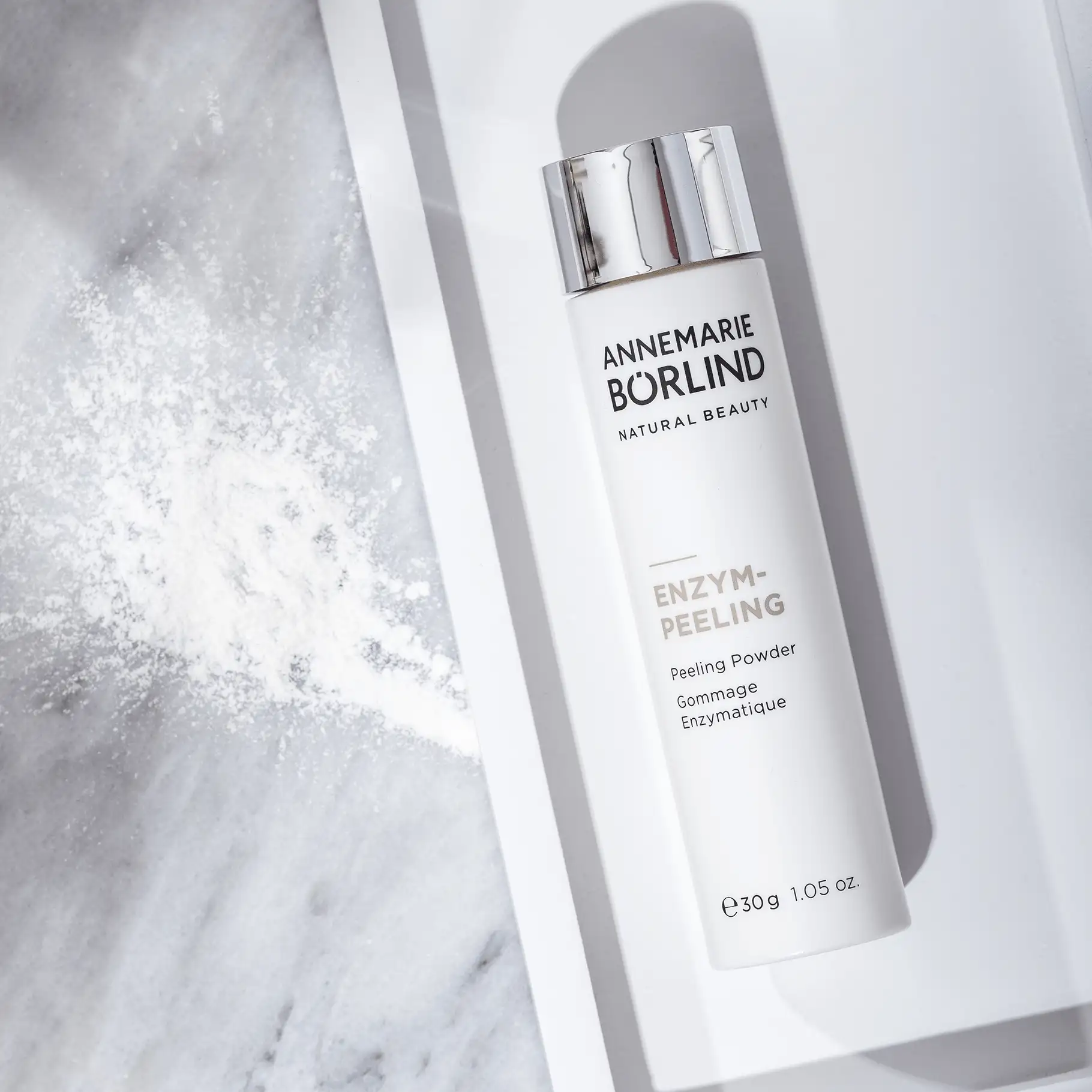 ANNEMARIE BÖRLIND Enzym-Peeling Pulver in weißer Dose mit silbernem Deckel auf weißem Untergrund