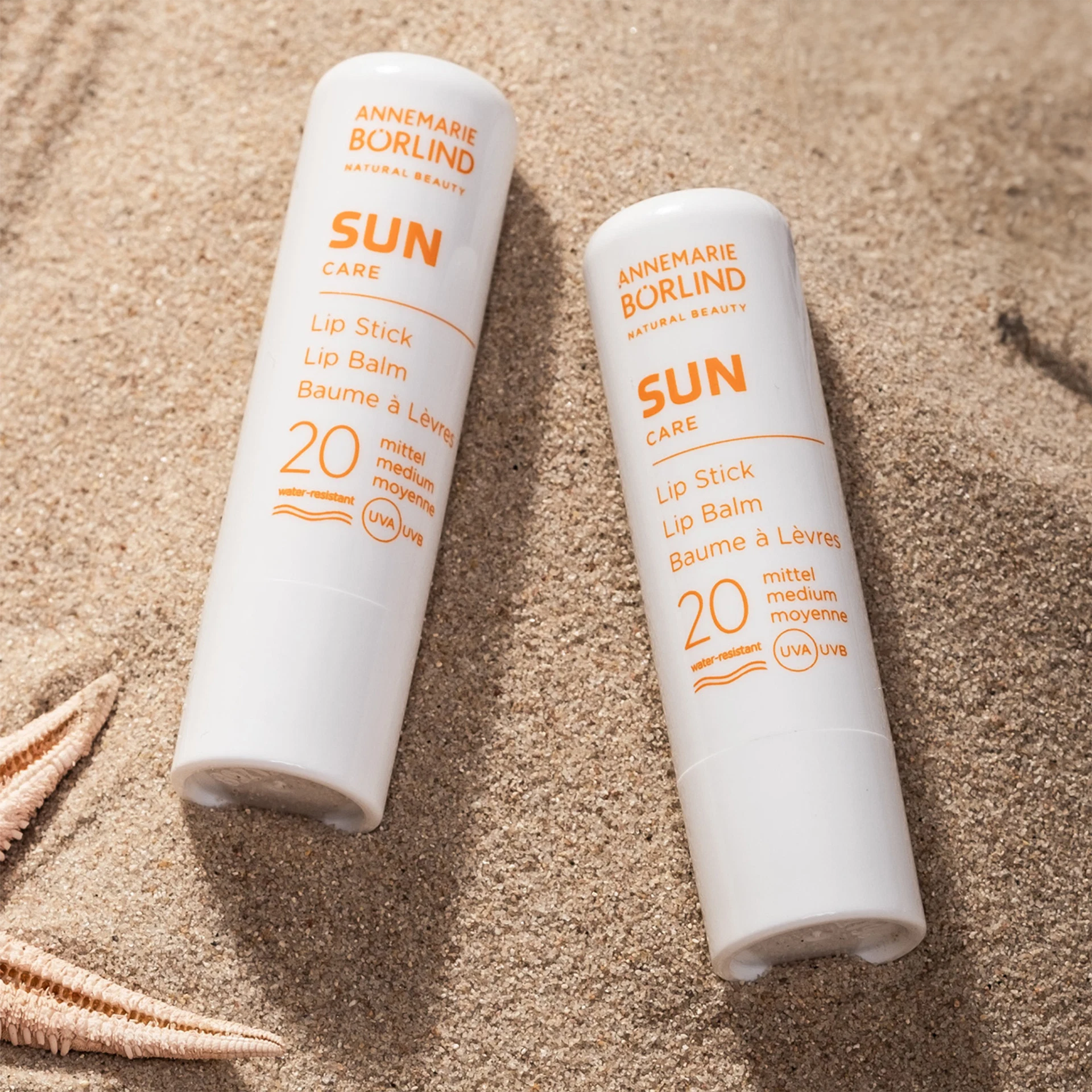 ANNEMARIE BÖRLIND SUN CARE Lip Stick mit LSF 20, wasserresistent, auf Sand liegend, mit Seestern
