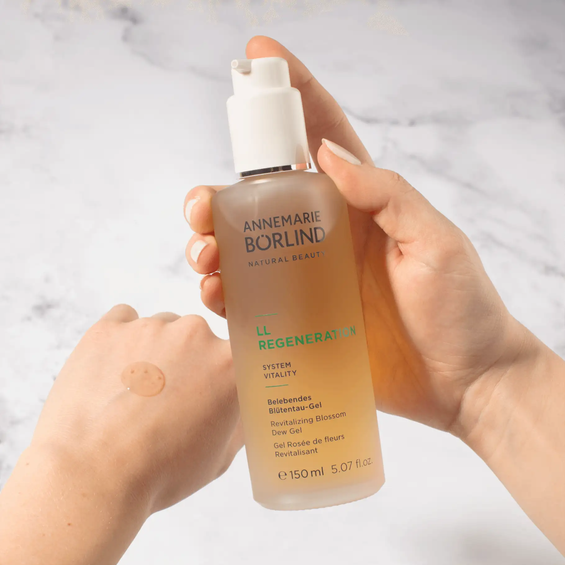 ANNEMARIE BÖRLIND LL REGENERATION belebendes Blütentau-Gel in Pumpflasche und auf Hand aufgetragen