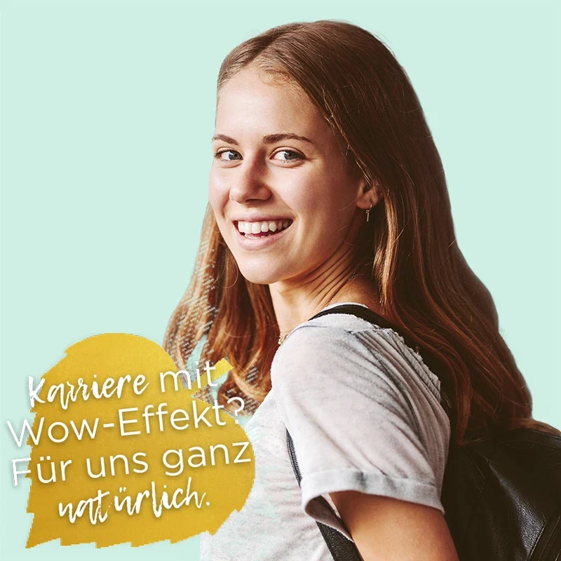Lächelnde Schülerin mit Rucksack als Nachwuchstalent bei BÖRLIND vor mintgrünem Hintergrund mit Schriftzug: „Karriere mit Wow-Effekt? Für uns ganz natürlich.“