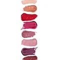 Sechs Lippenstift-Farbstriche in Nude-, Rot- und Beerentönen auf weißem Hintergrund