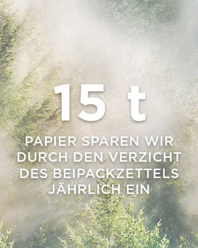 15 t Papierersparnis jährlich durch Verzicht auf Beipackzettel vor Waldhintergrund mit Nebel