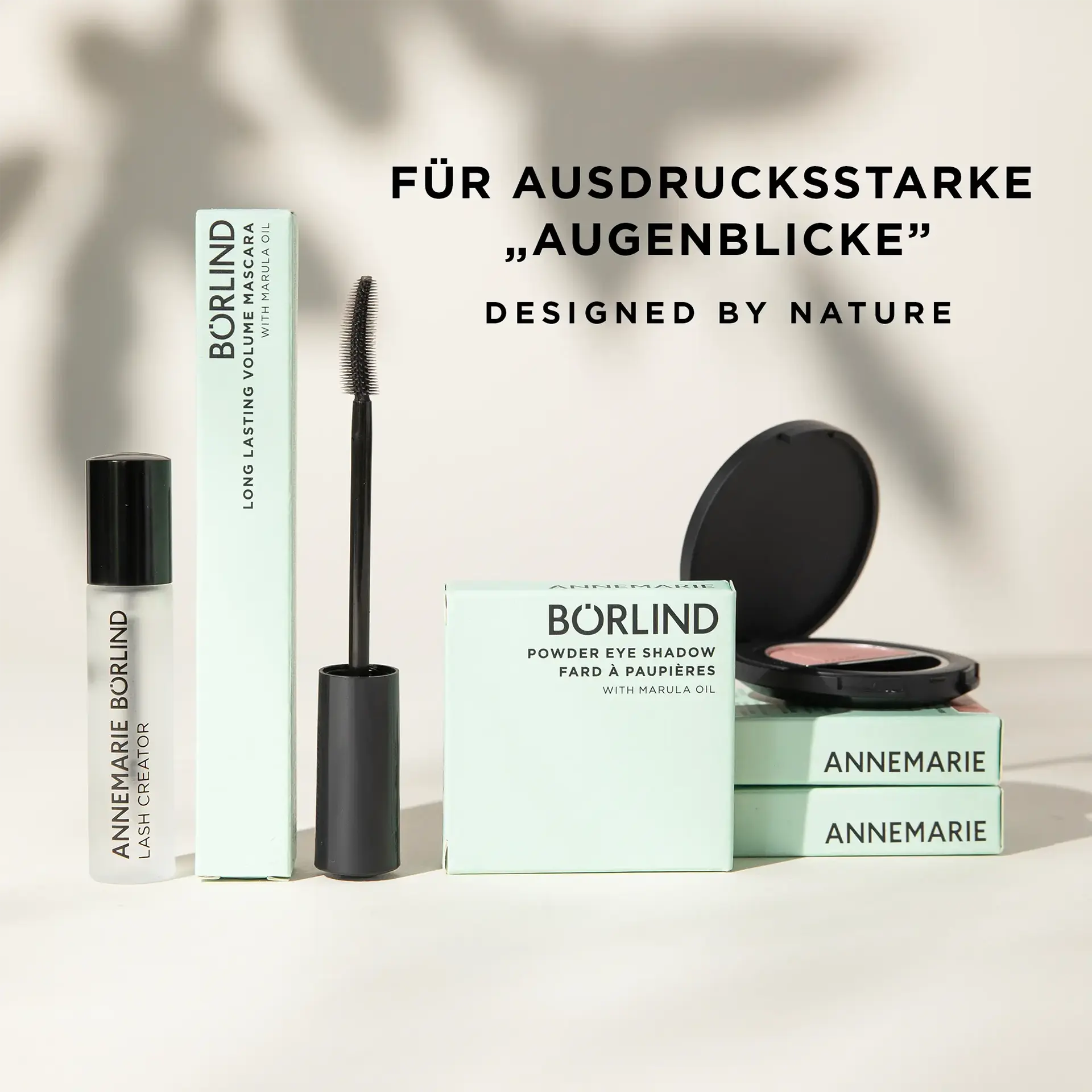 ANNEMARIE BÖRLIND Augenprodukte mit Faltschachteln vor neutralem Hintergrund