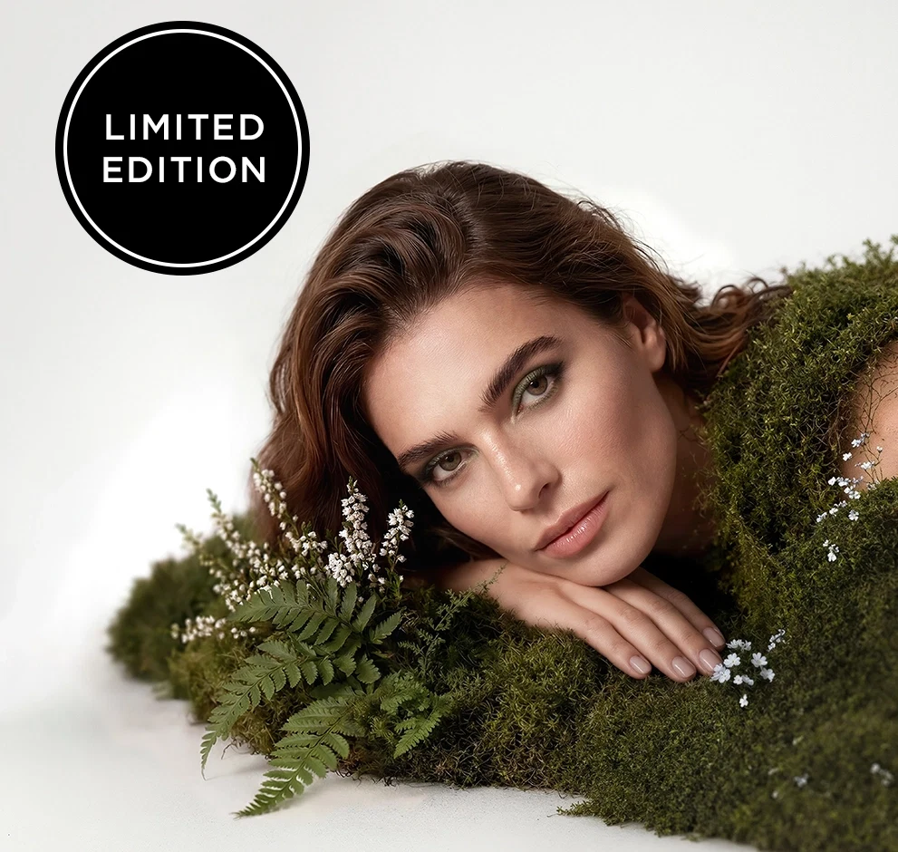 Frau mit natürlichem Make-up liegt auf Moos und Farn, Limited Edition Forest Beauty