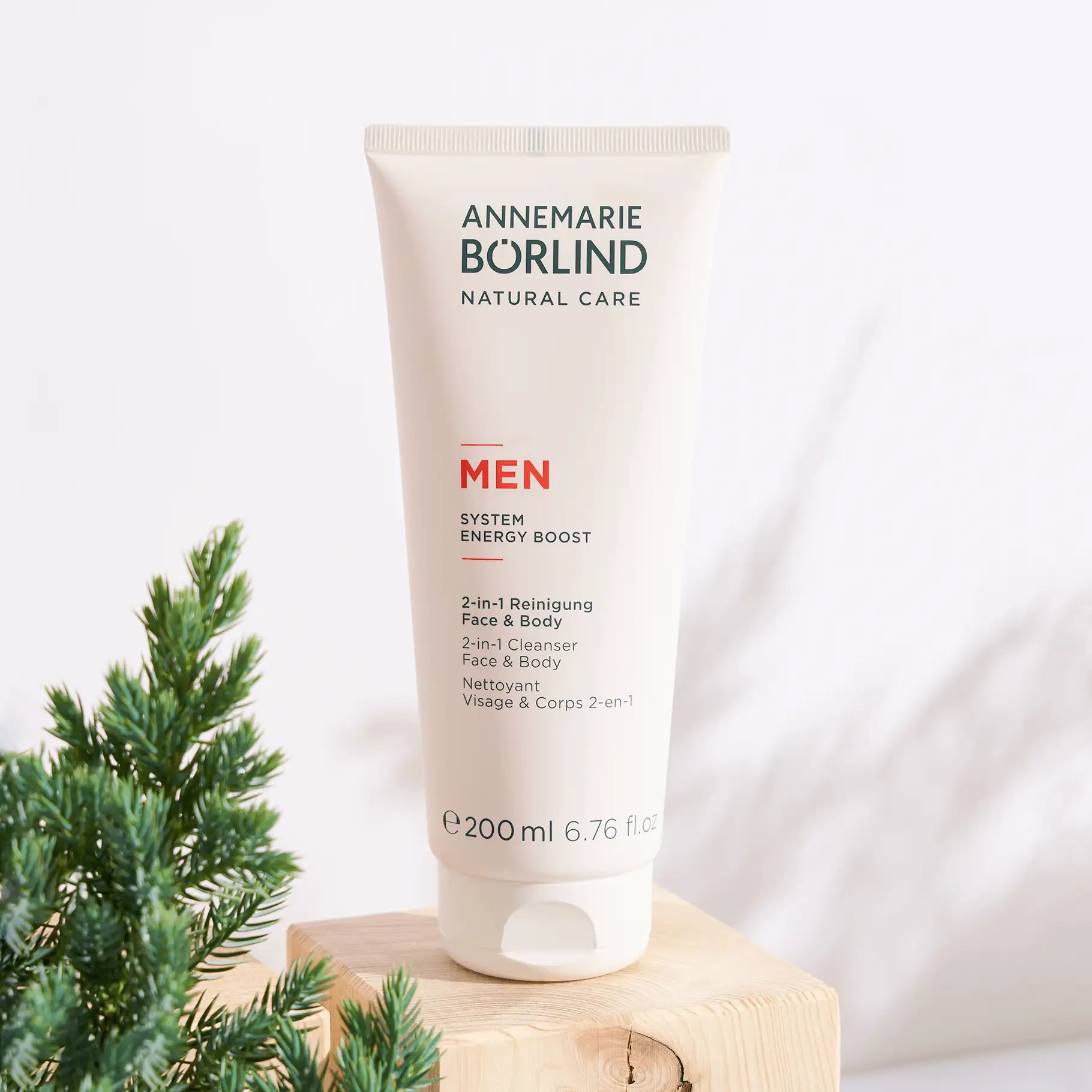 ANNEMARIE BÖRLIND MEN 2-in-1 Reinigung für Gesicht und Körper in 200 ml Tube auf Holzblock