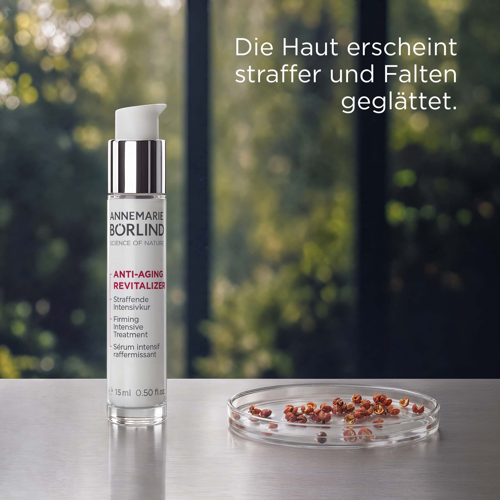 ANTI-AGING REVITALIZER Flasche mit roter Schrift vor Waldhintergrund mit USP DE