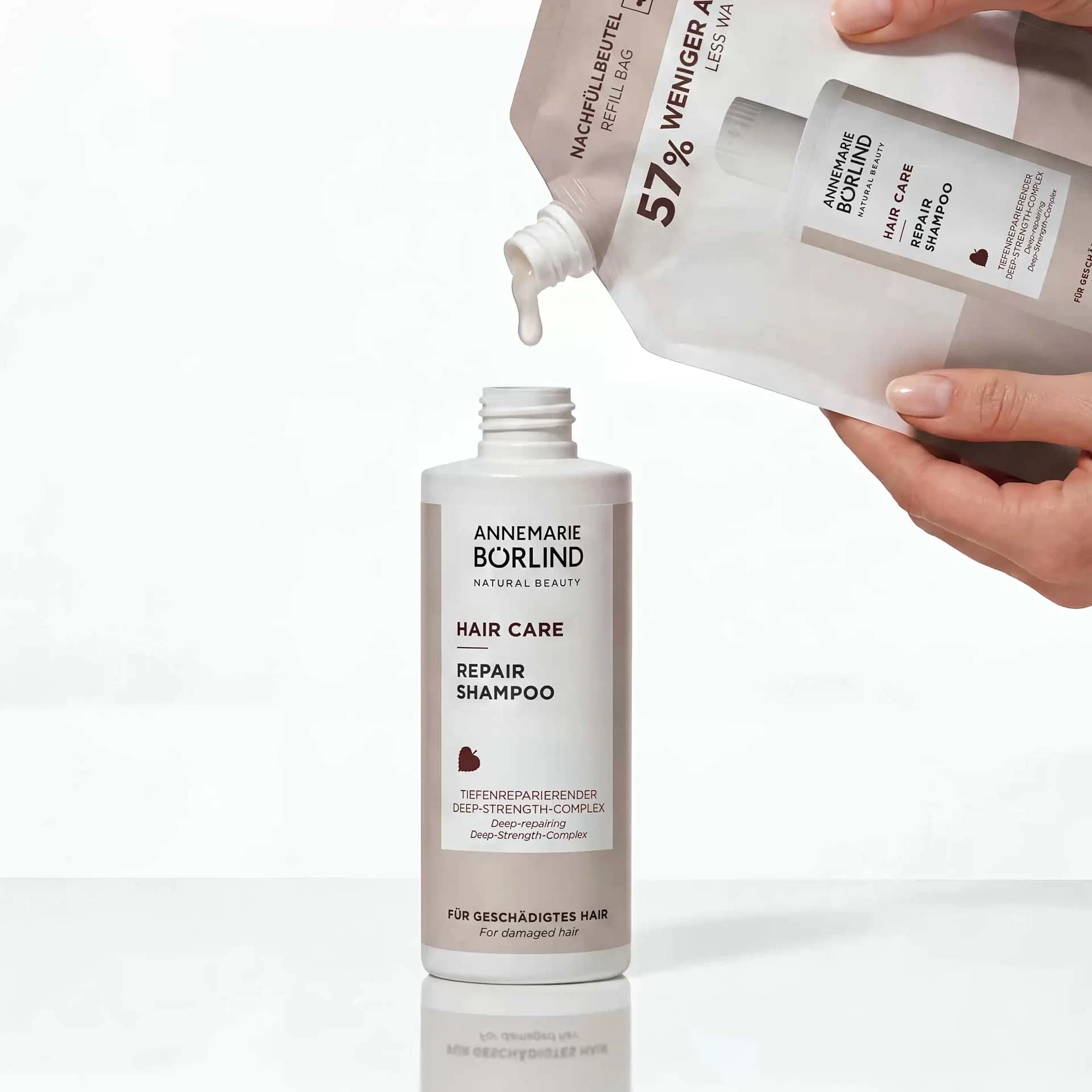 ANNEMARIE BÖRLIND Hair Care Repair Shampoo mit tiefenreparierendem Complex für geschädigtes Haar in Anwendung
