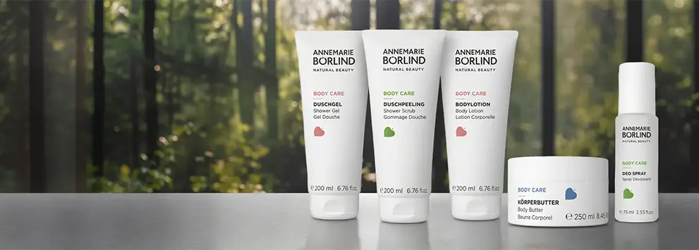Body Care Produkte vor Waldhintergrund