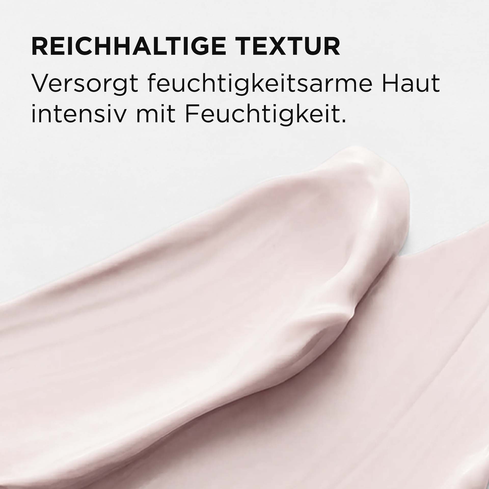 Zarte, cremige Textur einer hellbeigen Nachtcreme mit Beschreibung