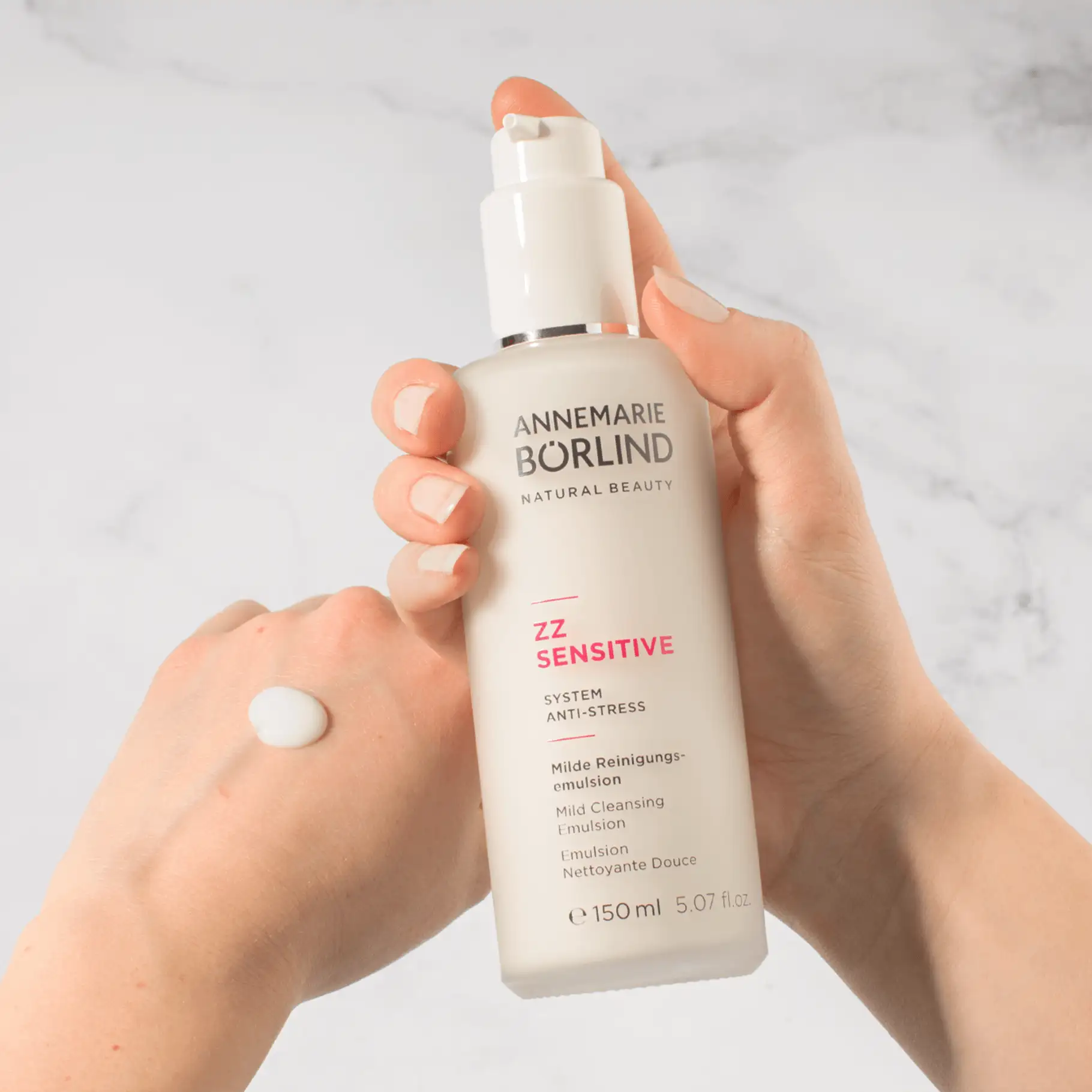 ANNEMARIE BÖRLIND ZZ SENSITIVE milde Reinigungsemulsion in 150 ml Flasche mit Emulsion auf Handrücken