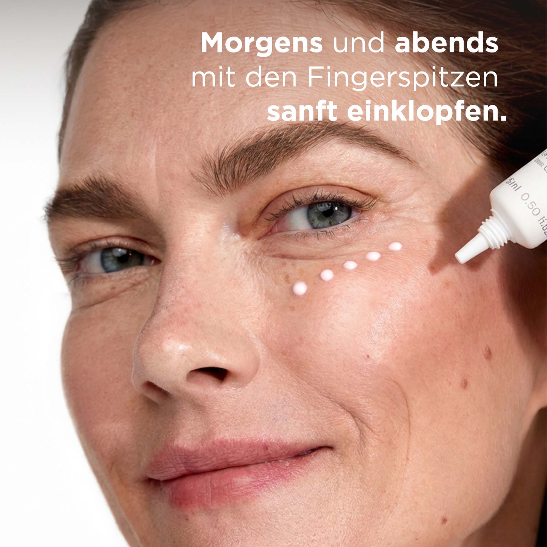 Frau wendet SYSTEM ABSOLUTE Glättende Augencreme unter den Augen an