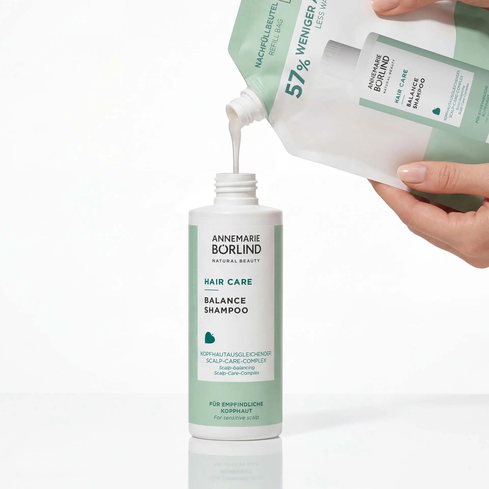 ANNEMARIE BÖRLIND Hair Care Balance Shampoo 500 ml mit Kopfhaut ausgleichendem Scalp-Care-Complex für empfindliche Kopfhaut in Anwendung