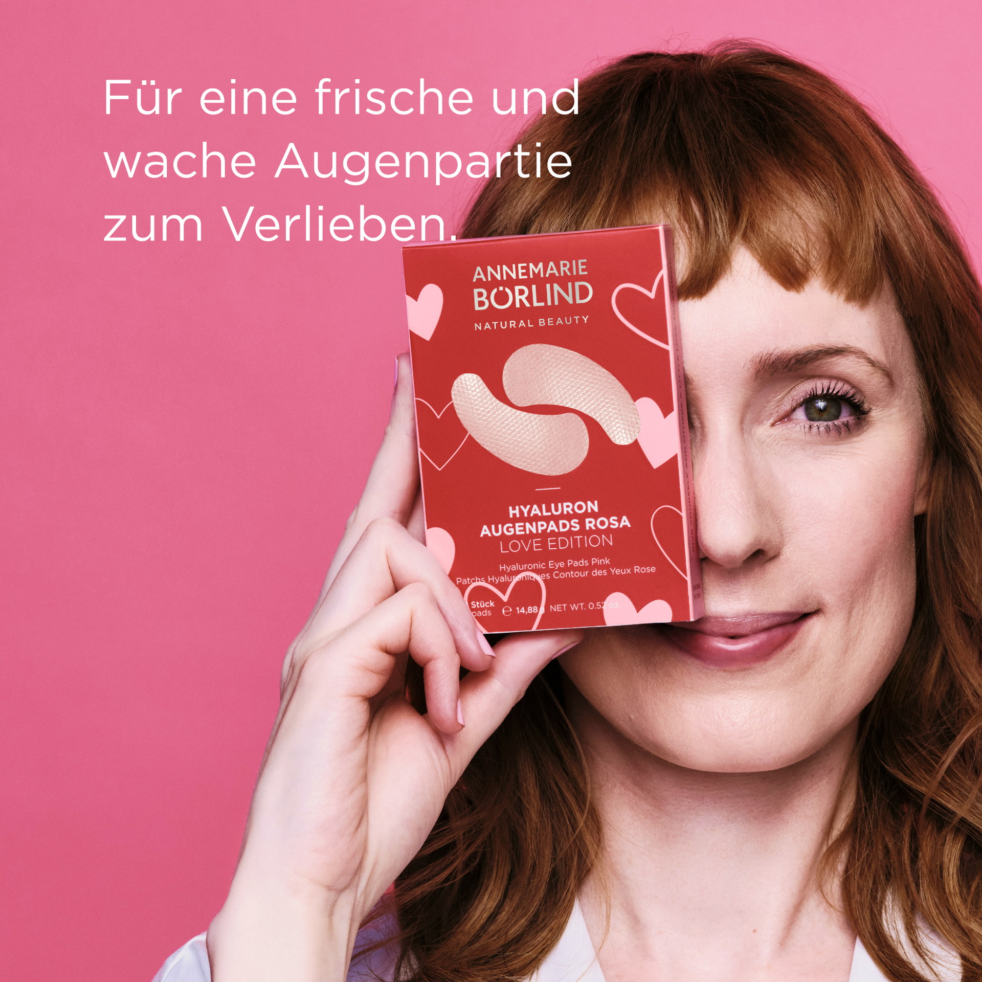 ANNEMARIE BÖRLIND Hyaluron Augenpads Rosa, 6x2 Stück, feuchtigkeitsspendend und kühlend mit Frau im Hintergrund