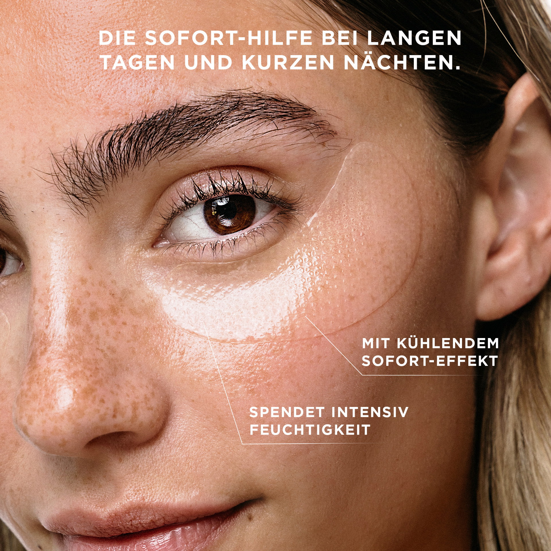 Nahaufnahme eines Gesichts mit transparentem Hyaluron-Augenpad unter dem Auge, feuchtigkeitsspendend und kühlend