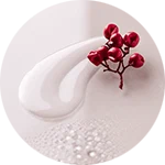 Weiße Creme mit roten Beeren und transparenten Perlen auf hellem Untergrund, Nahaufnahme