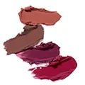 Vier Lippenstift-Farbkleckse in mattem Finish in Braun-, Mauve-, Beerentönen und Dunkelrot auf weißem Hintergrund