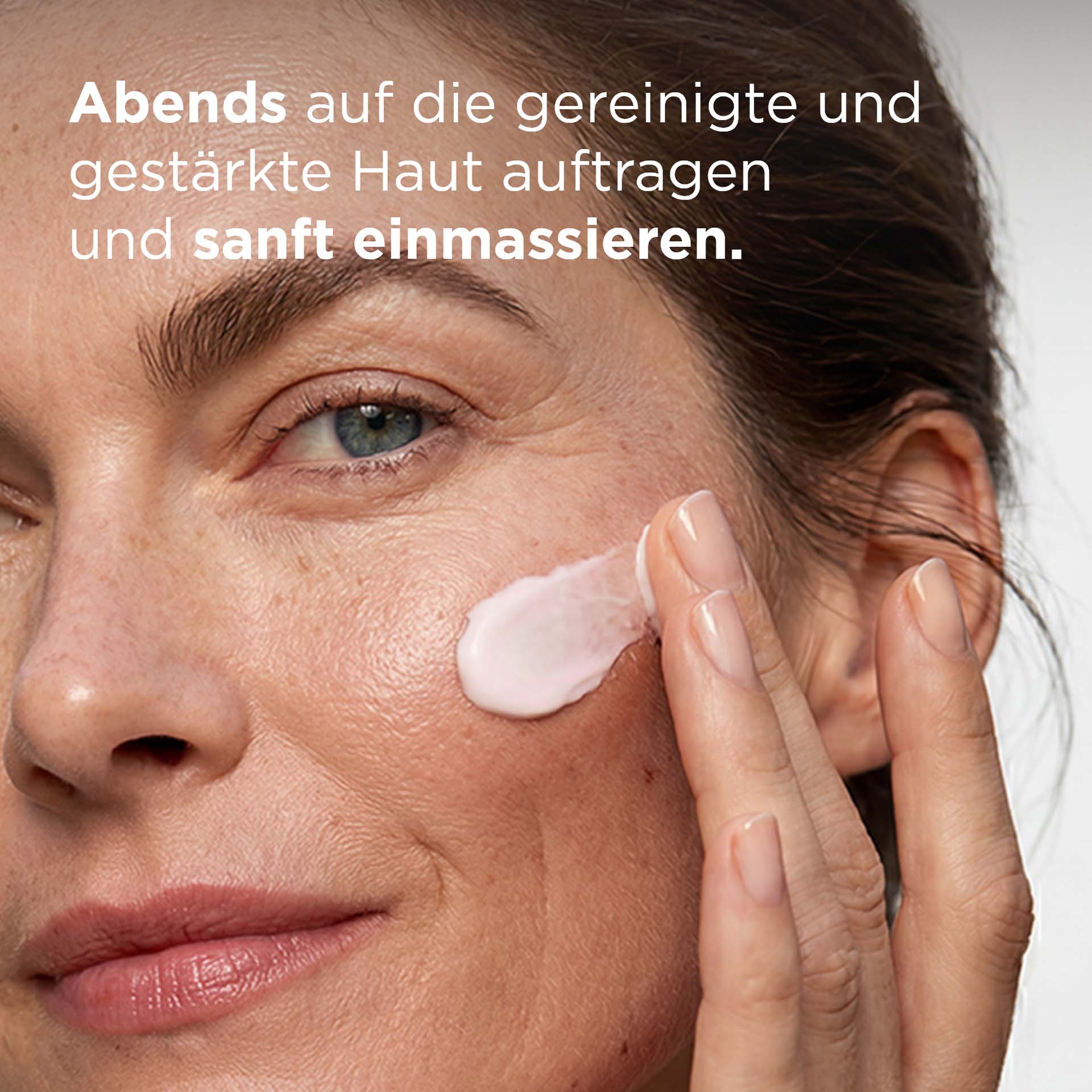 Frau wendet SYSTEM ABSOLUTE Nachtcreme im Gesicht an