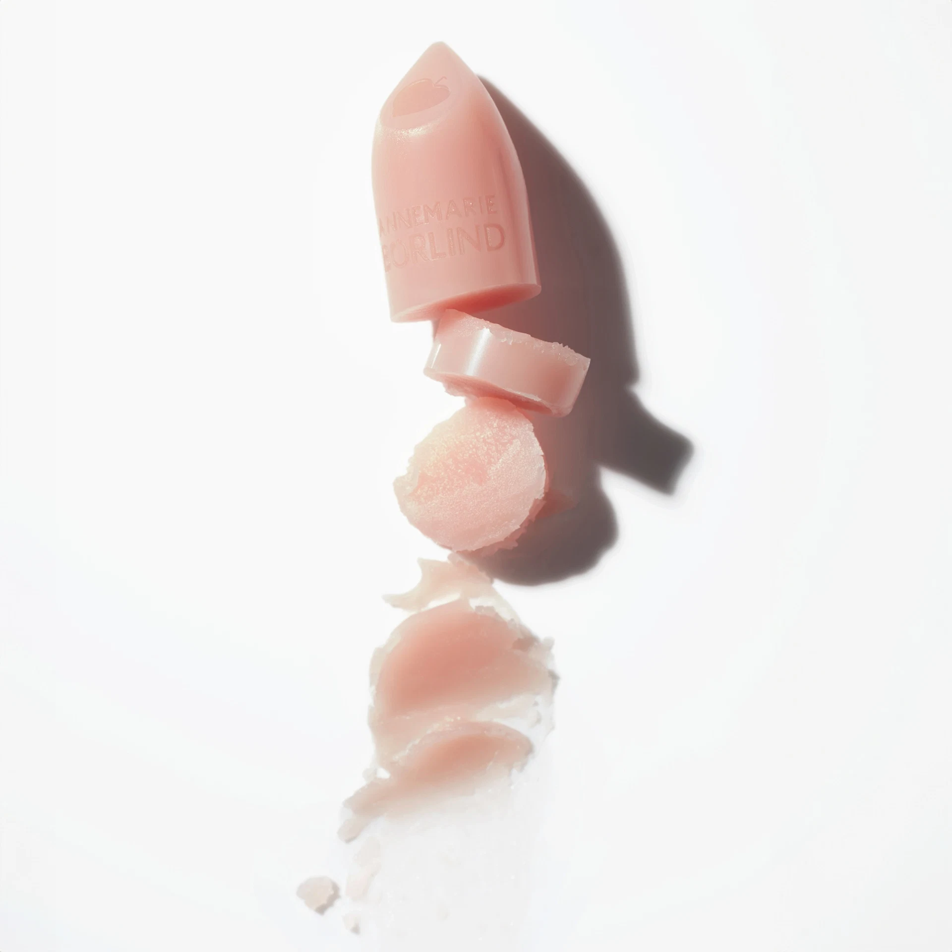 ANNEMARIE BÖRLIND Lippenpflege Natural Lip Glow in zartem Rosa mit cremiger Textur auf weißem Hintergrund