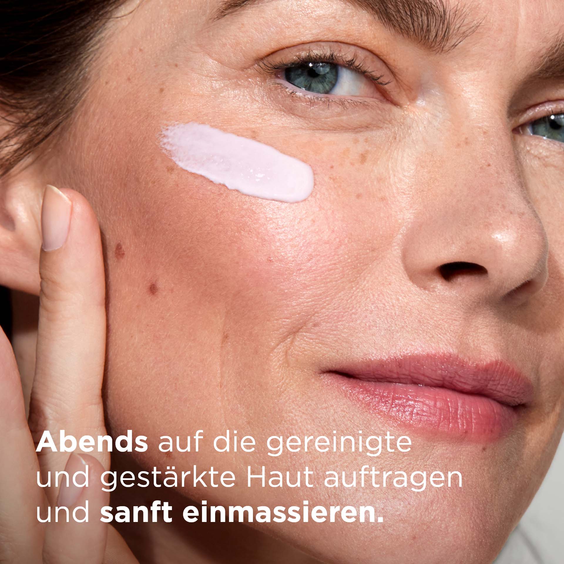 Frau wendet SYSTEM ABSOLUTE Nachtcreme im Gesicht an
